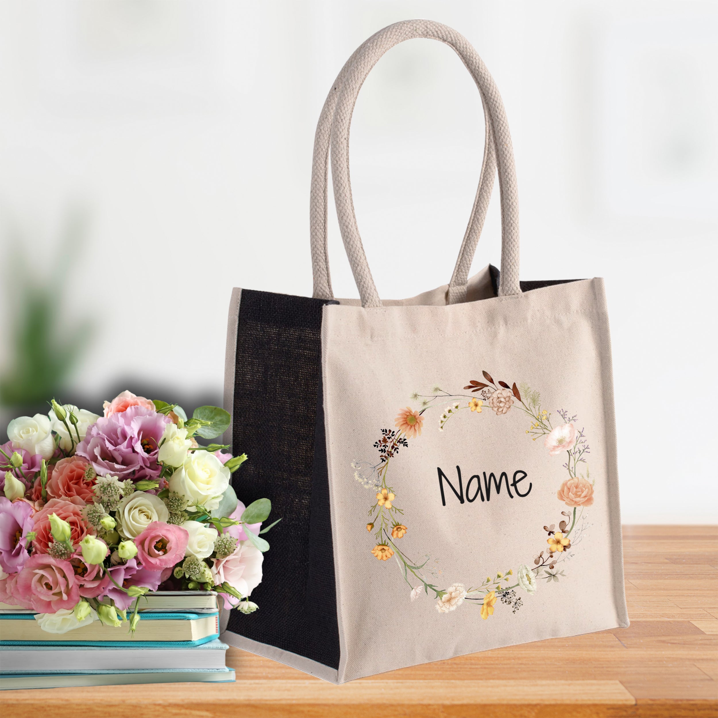 Beige Stofftasche mit floralem Muster und personalisierbarem Namen.