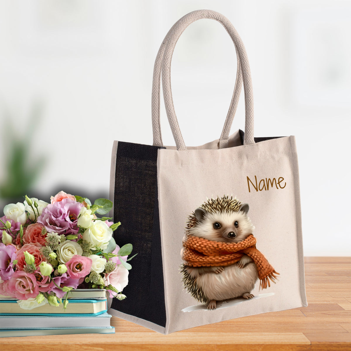 Beige Tasche mit Igel und orangefarbenem Schal.