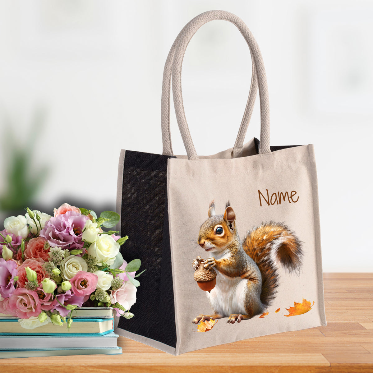 Beige Tragetasche mit Eichhörnchen-Motiv und personalisierbarem Namen.