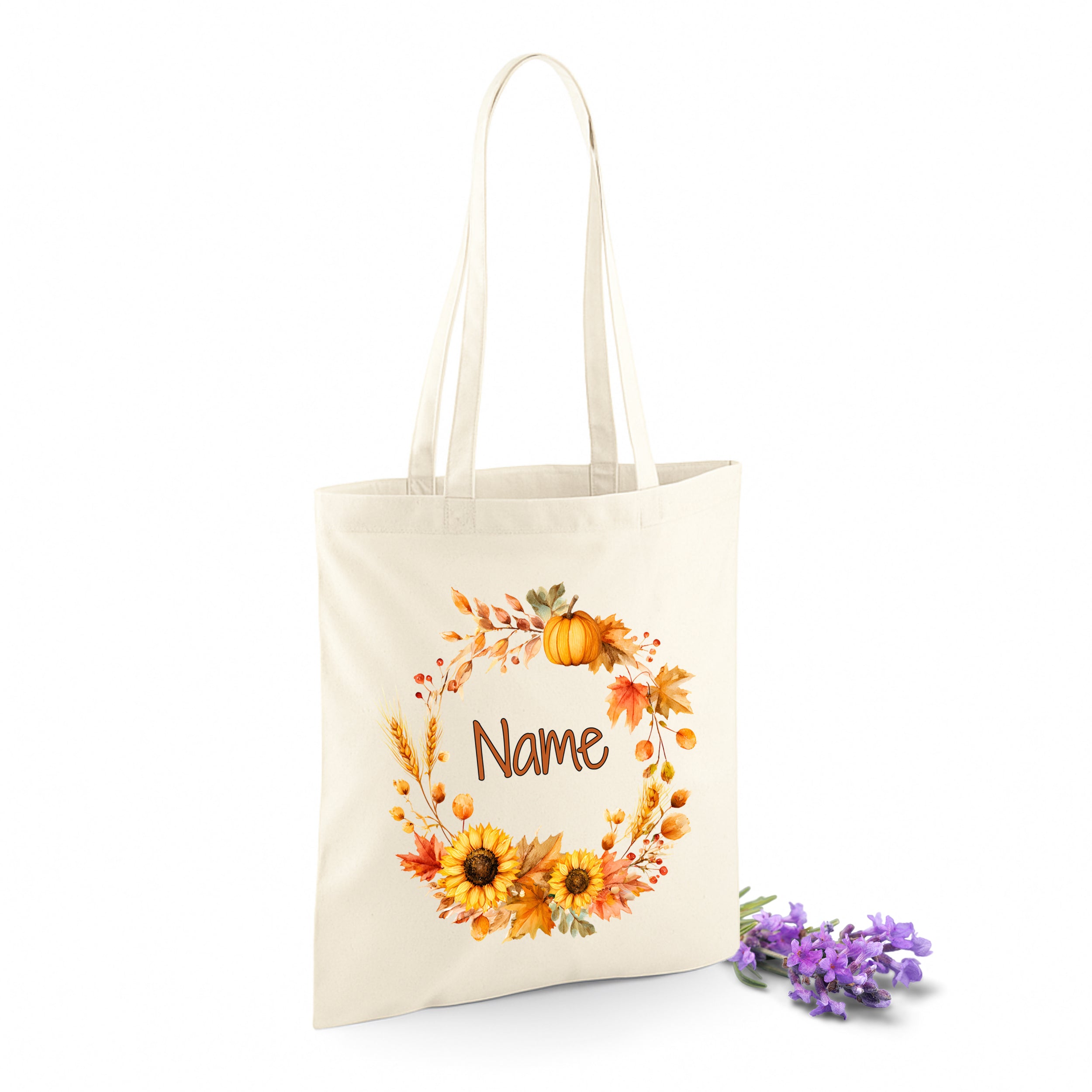 Beige Tragetasche mit herbstlichem Blumenkranz und Name.
