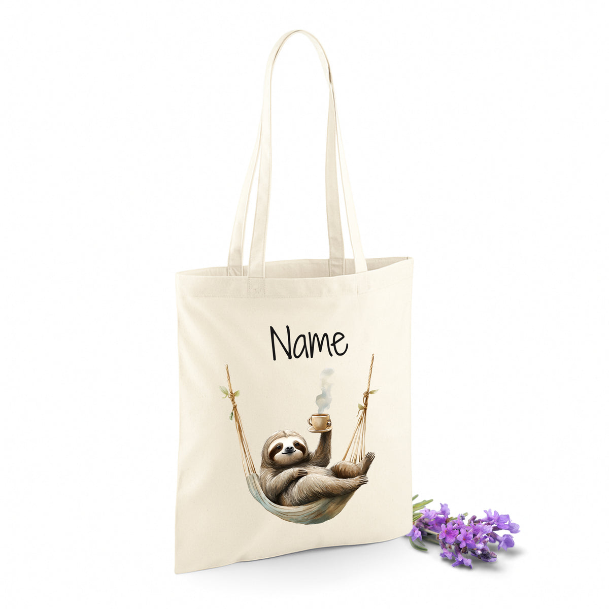 Beige Tragetasche mit schlafendem Faultier und personalisierbarem Namen.