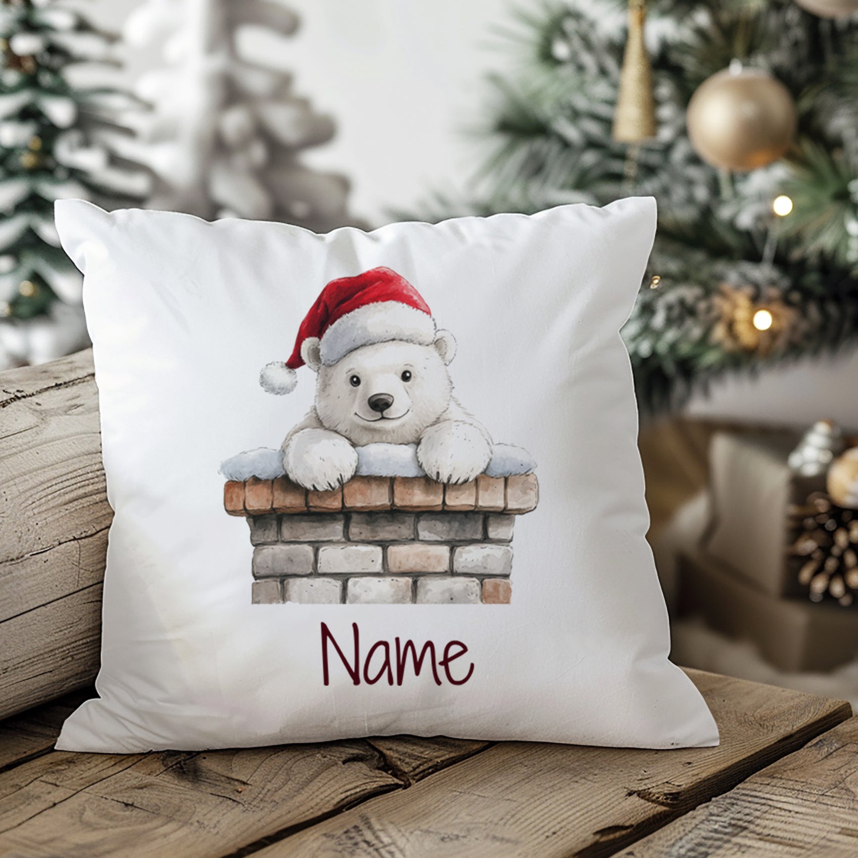 Kissen mit weißem Bären in Weihnachtsmütze, personalisierbar.
