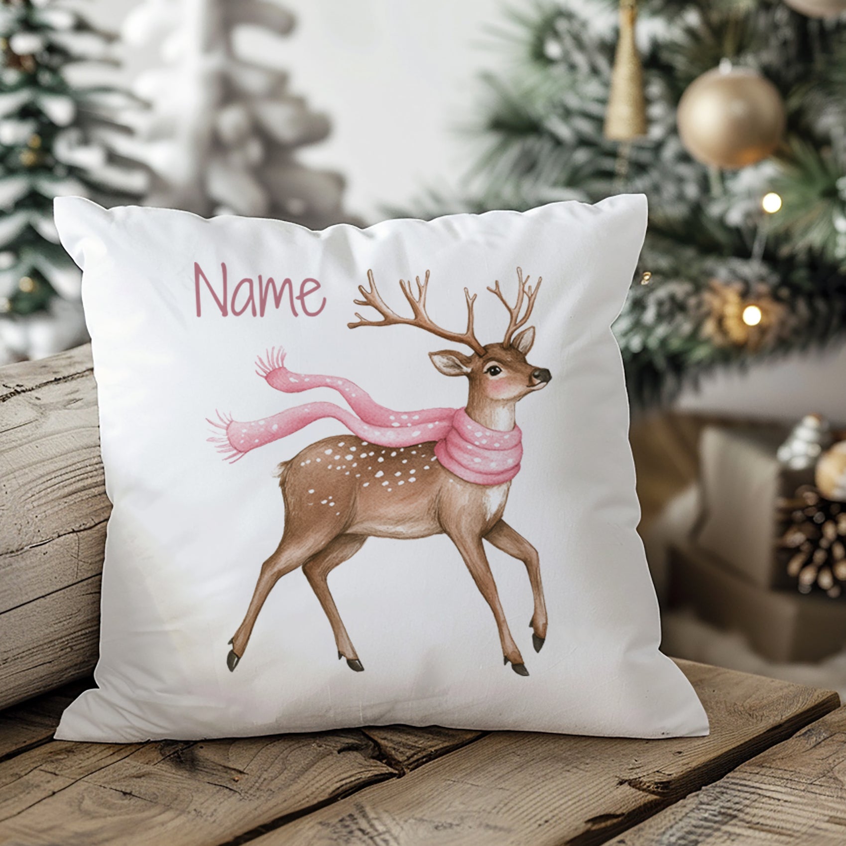 Kissen mit Reh-Design, rosa Schal und personalisierbarem Namen.