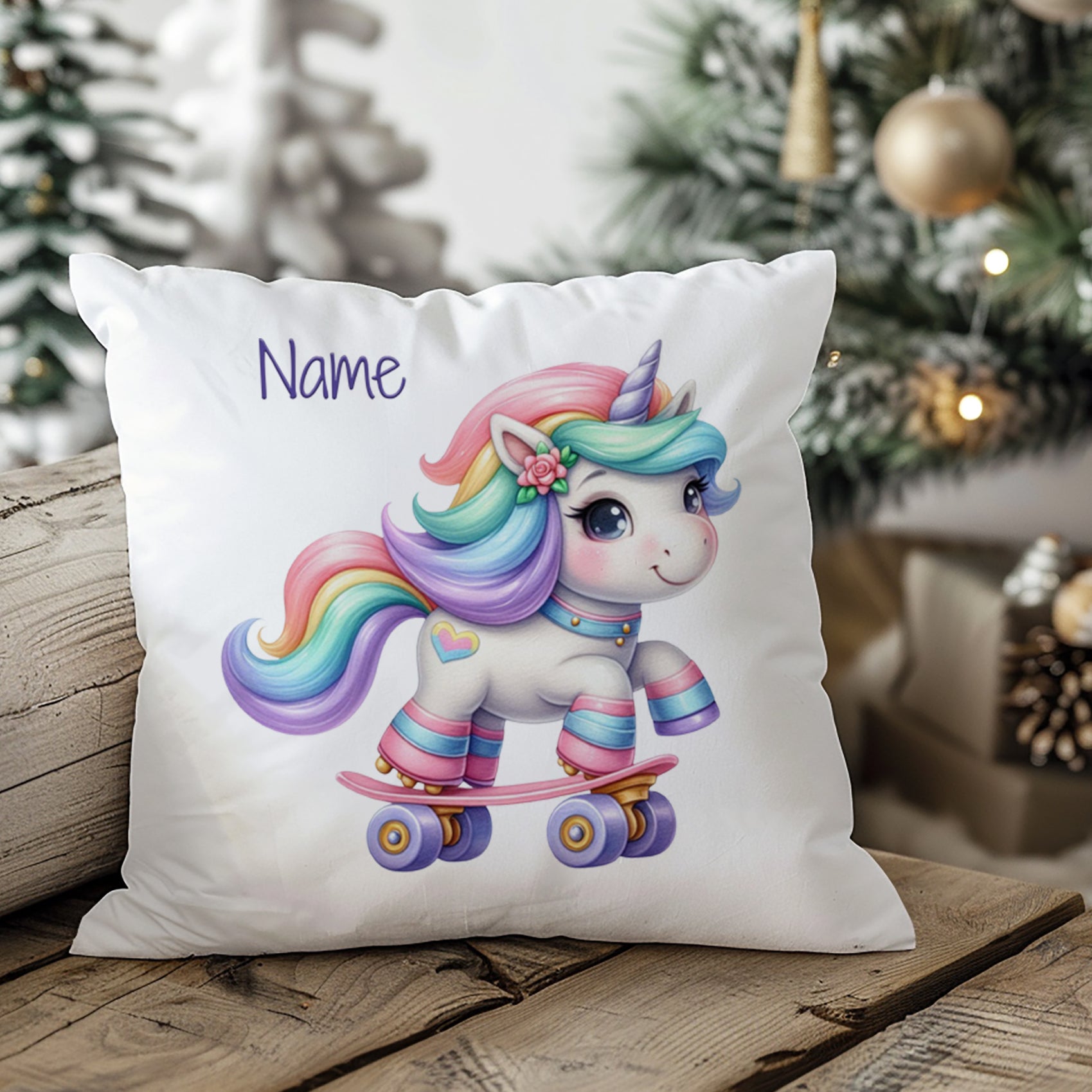 Kissen mit buntem Einhorn auf Skateboard, personalisierbar.