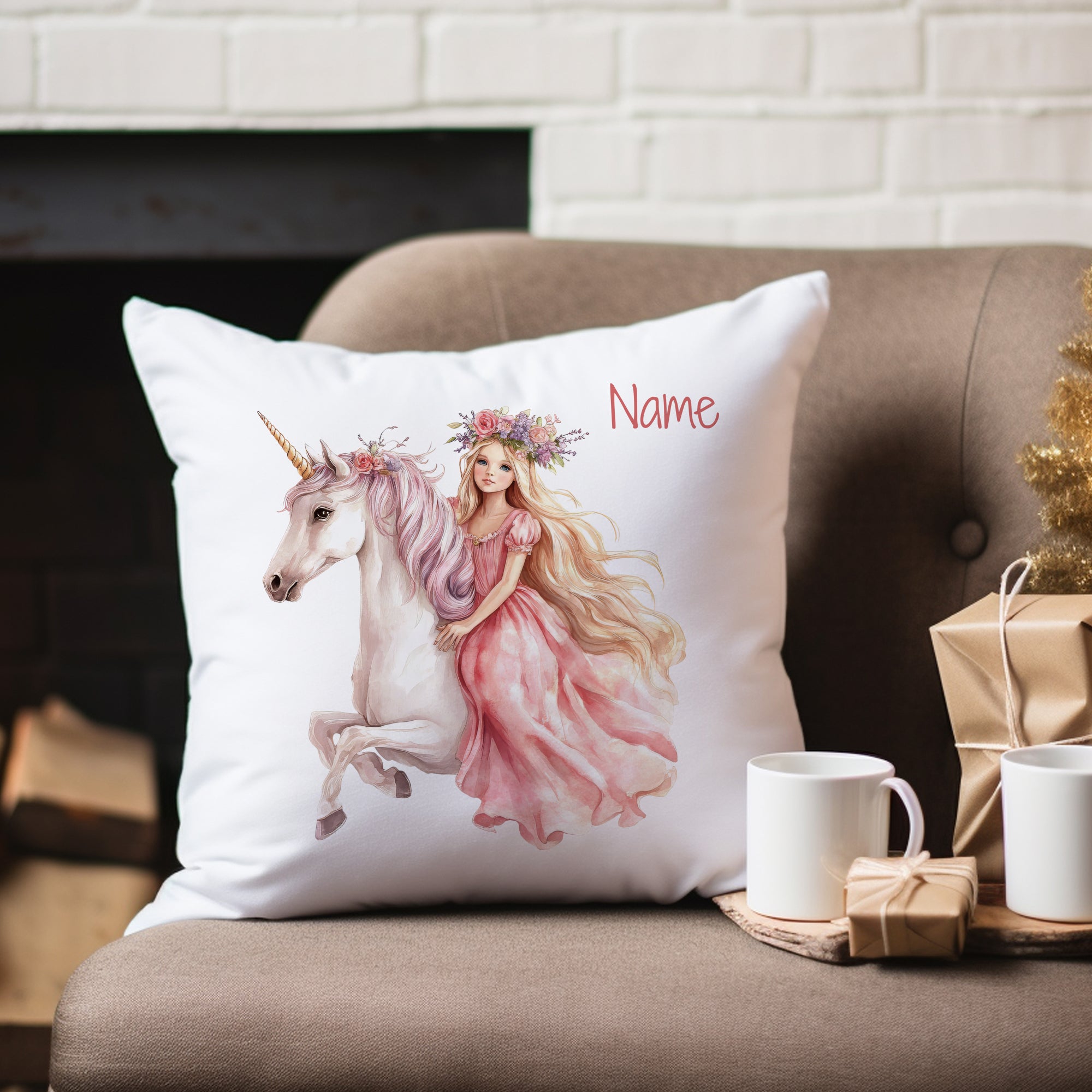Kissen mit Einhorn und Mädchen in rosa Kleid.