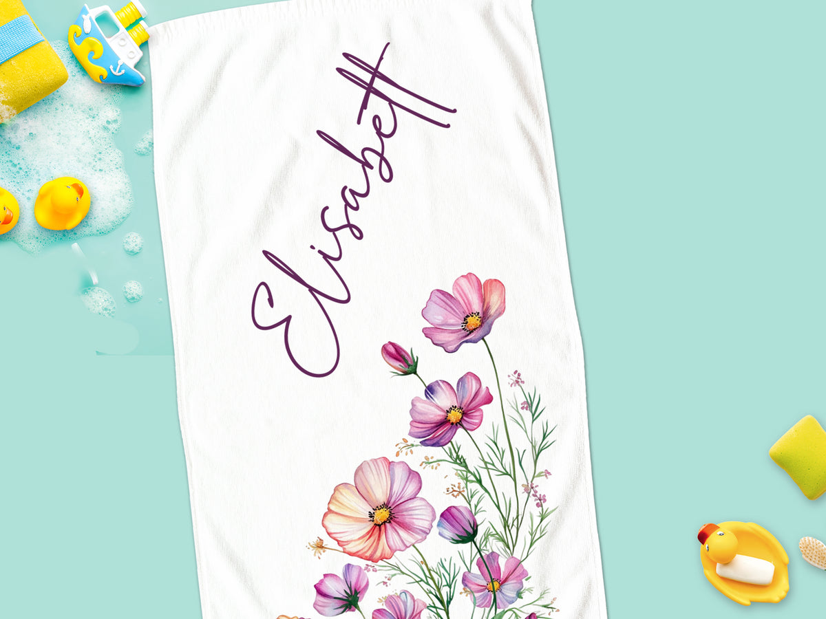 Weißes Handtuch mit bunten Blumen und Name "Elisabeth".