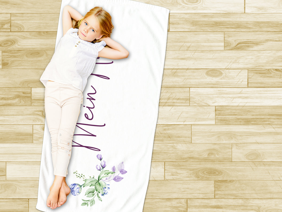 Weißes Handtuch mit floralem Design und dem Text "Mein".