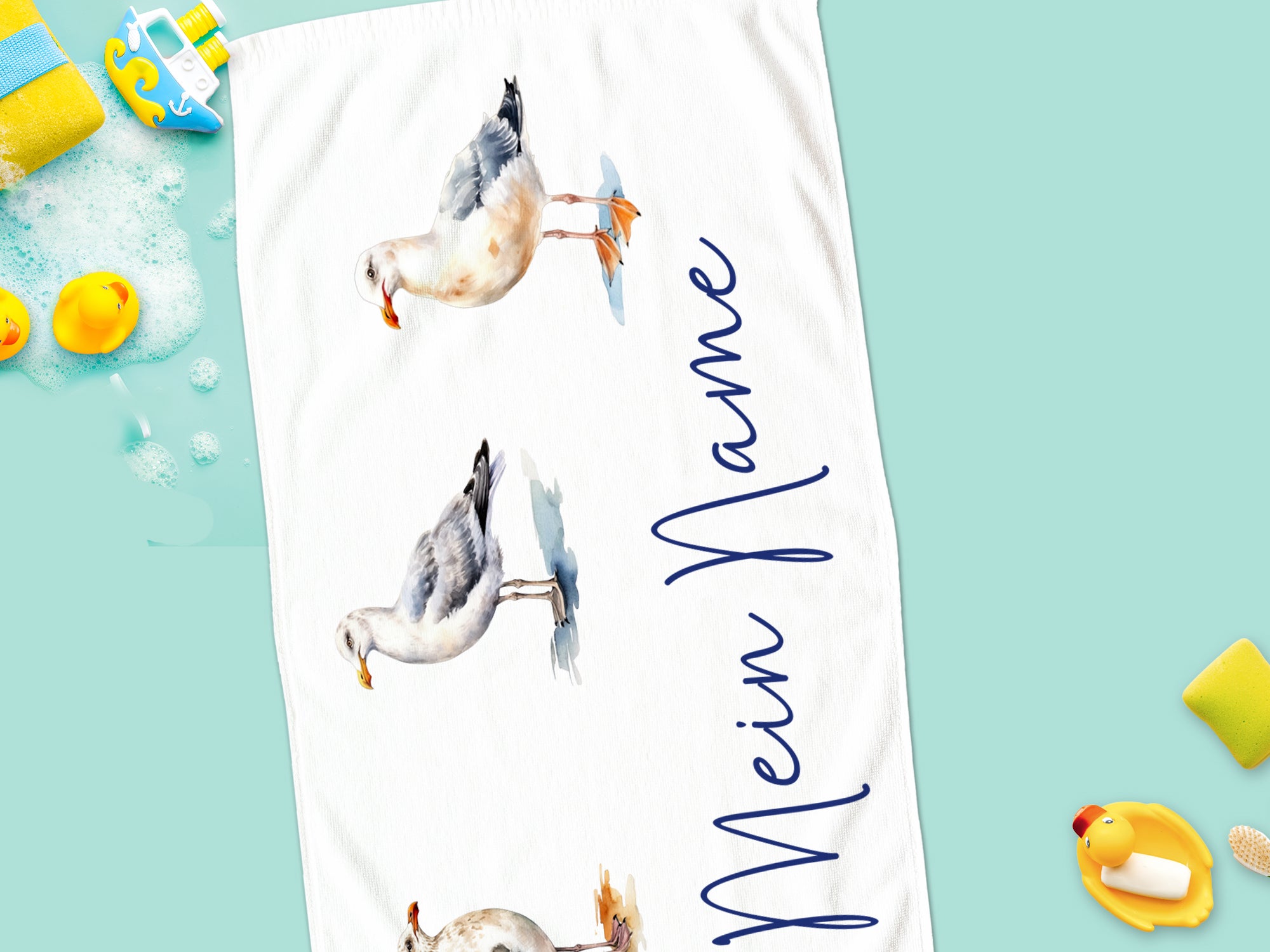 Weißes Handtuch mit Entenmotiven und personalisiertem Namen.
