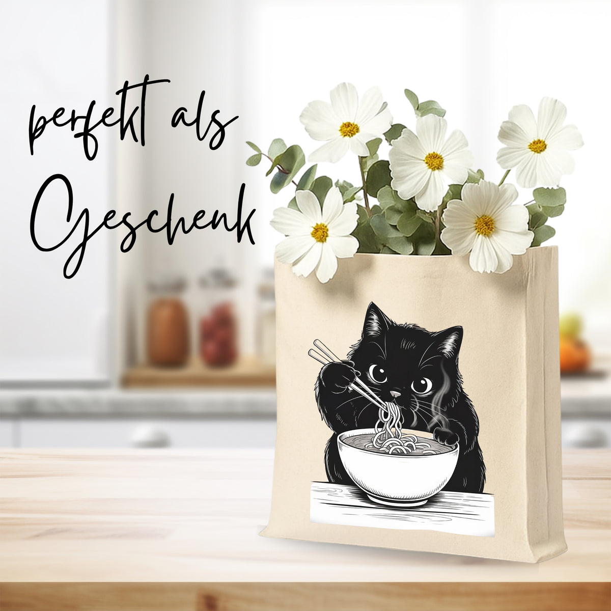 Beige Geschenktüte mit schwarzer Katze und Blumen.