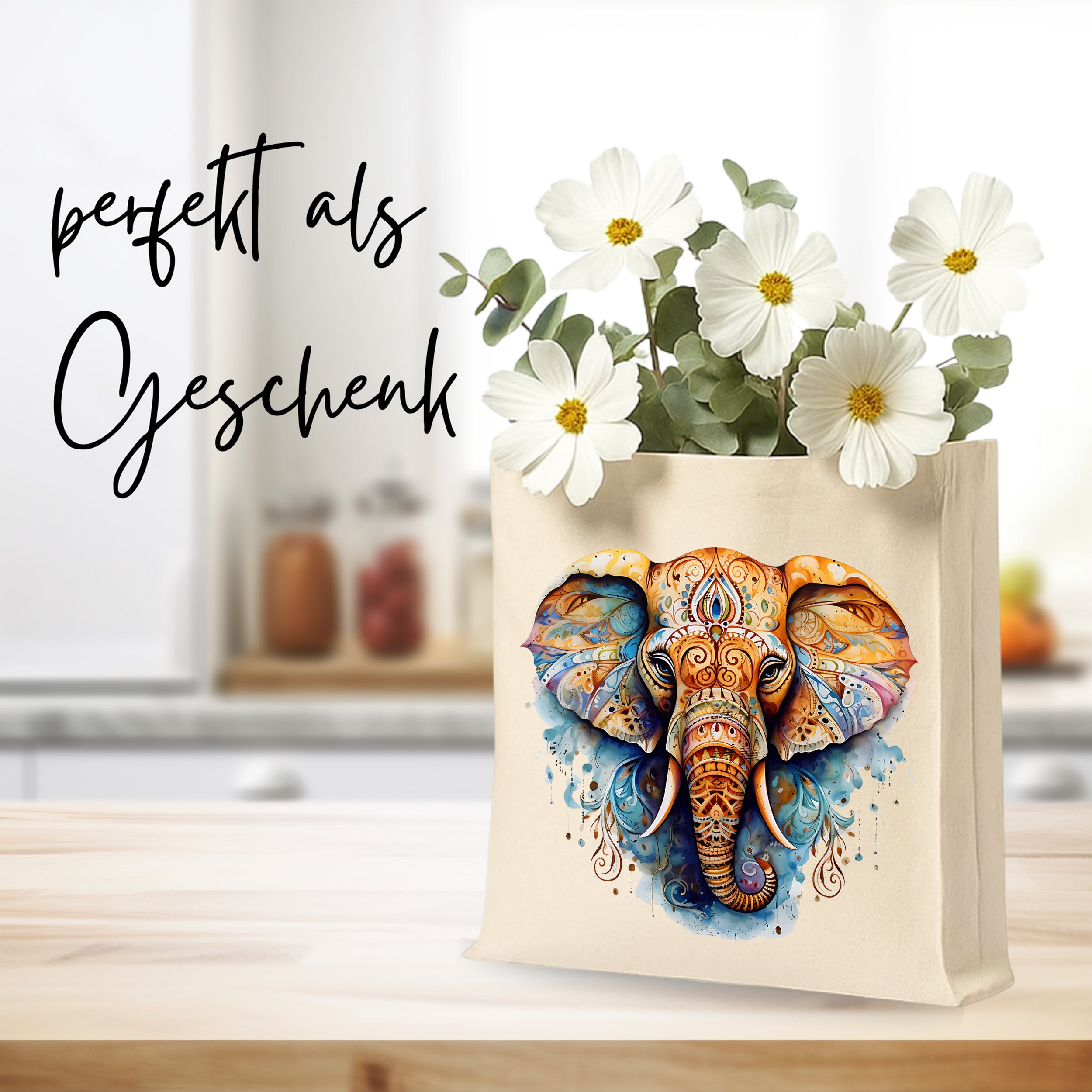 Beige Tasche mit buntem Elefanten-Motiv und Blumen.