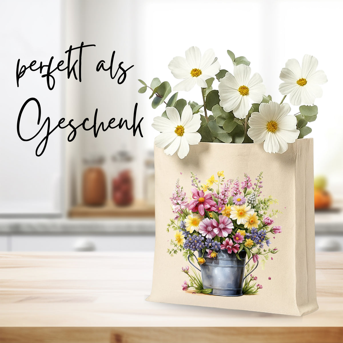 Blumige Geschenktüte mit bunten Blumen und weißen Daisies.
