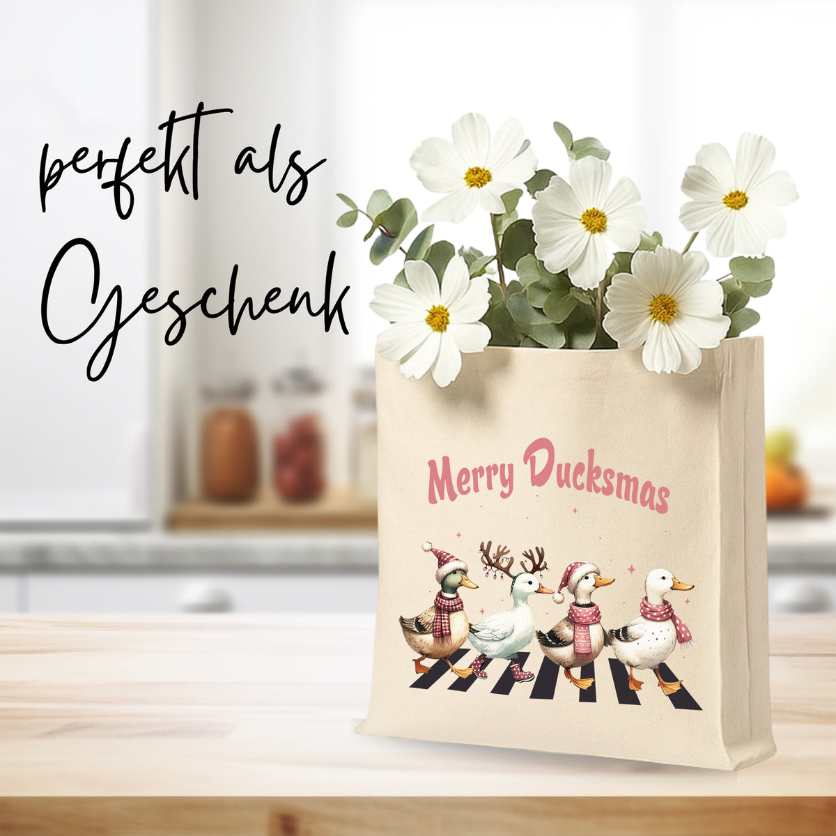 Beige Tragetasche mit Entenmotiven und Blumen.