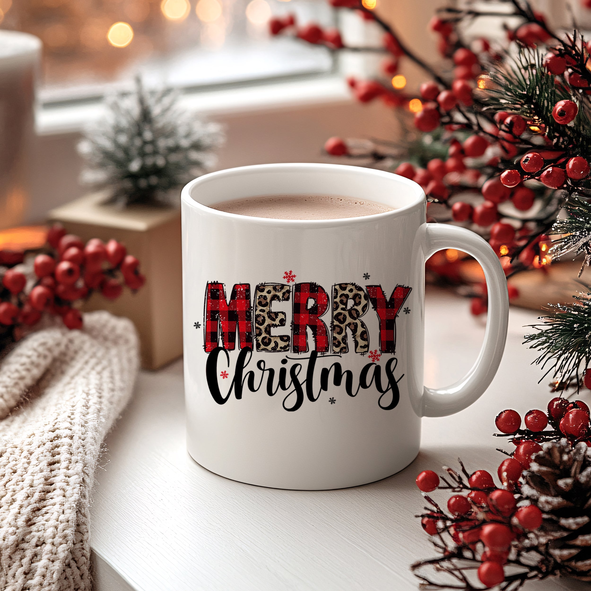 Weißer Becher mit "MERRY Christmas"-Aufdruck in Rot und Leopard.