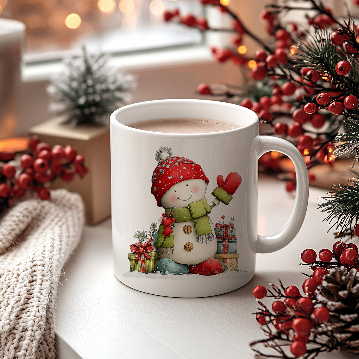 Kaffeetasse mit Schneemann, rot-grünem Hut und Geschenken.