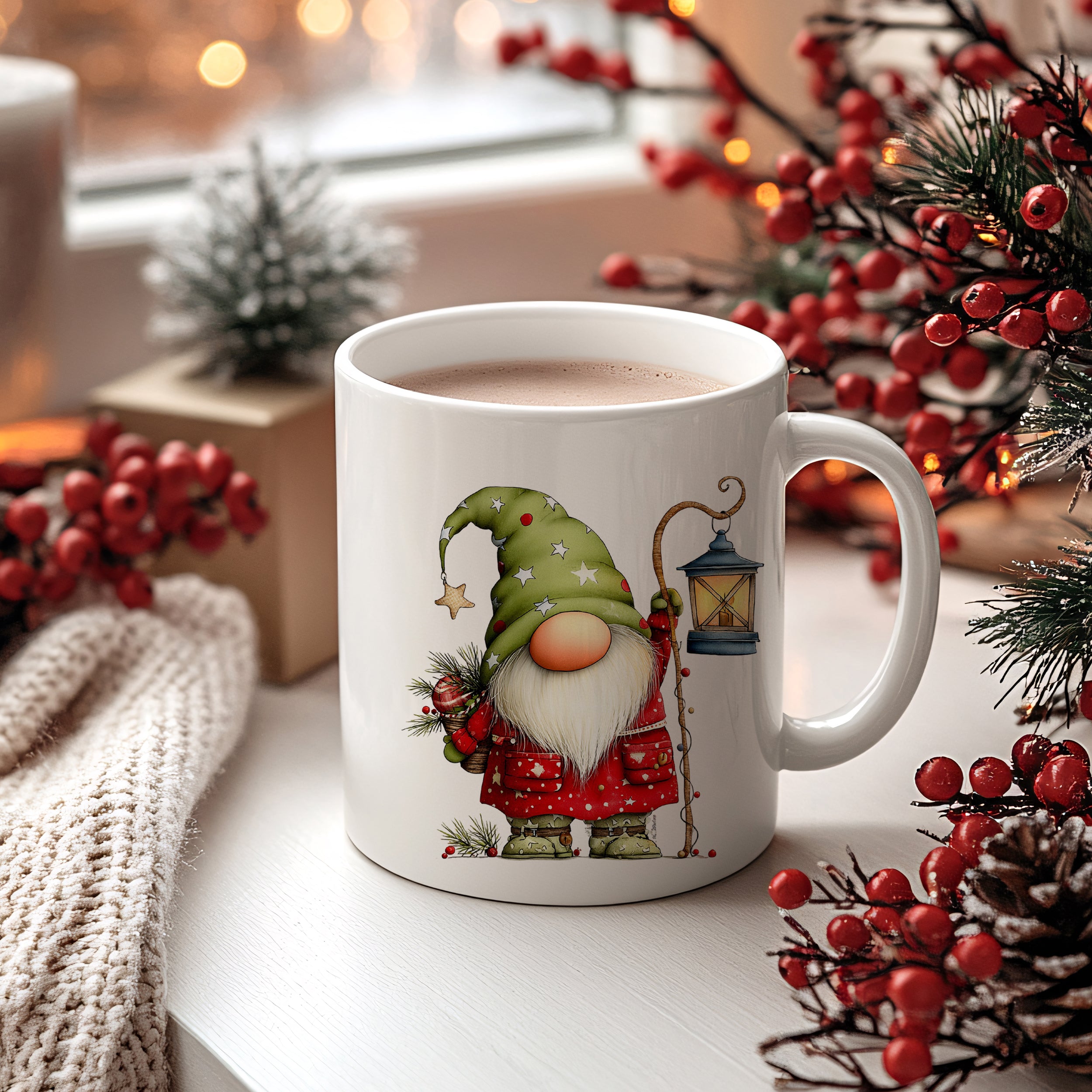 Tasse mit Weihnachtswichtel, grünem Hut und Laterne.