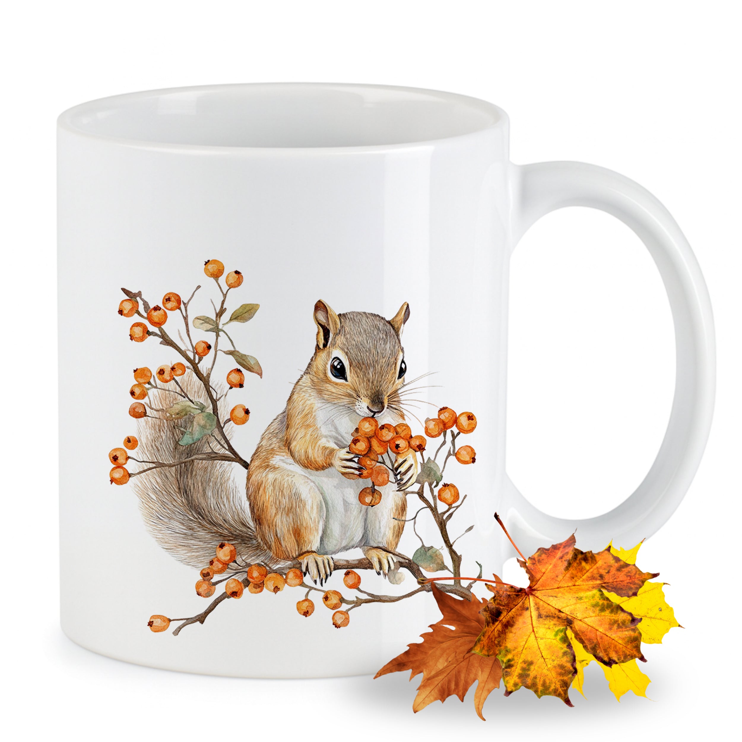 Weißer Becher mit Eichhörnchen und herbstlichen Zweigen.