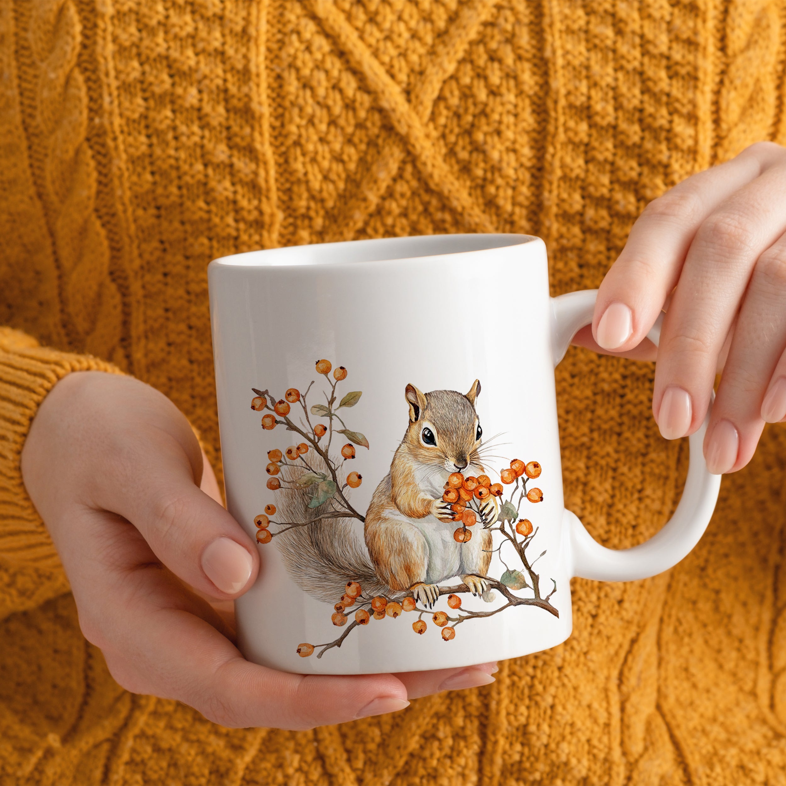 Weiße Tasse mit Eichhörnchen und Beerenmotiv.