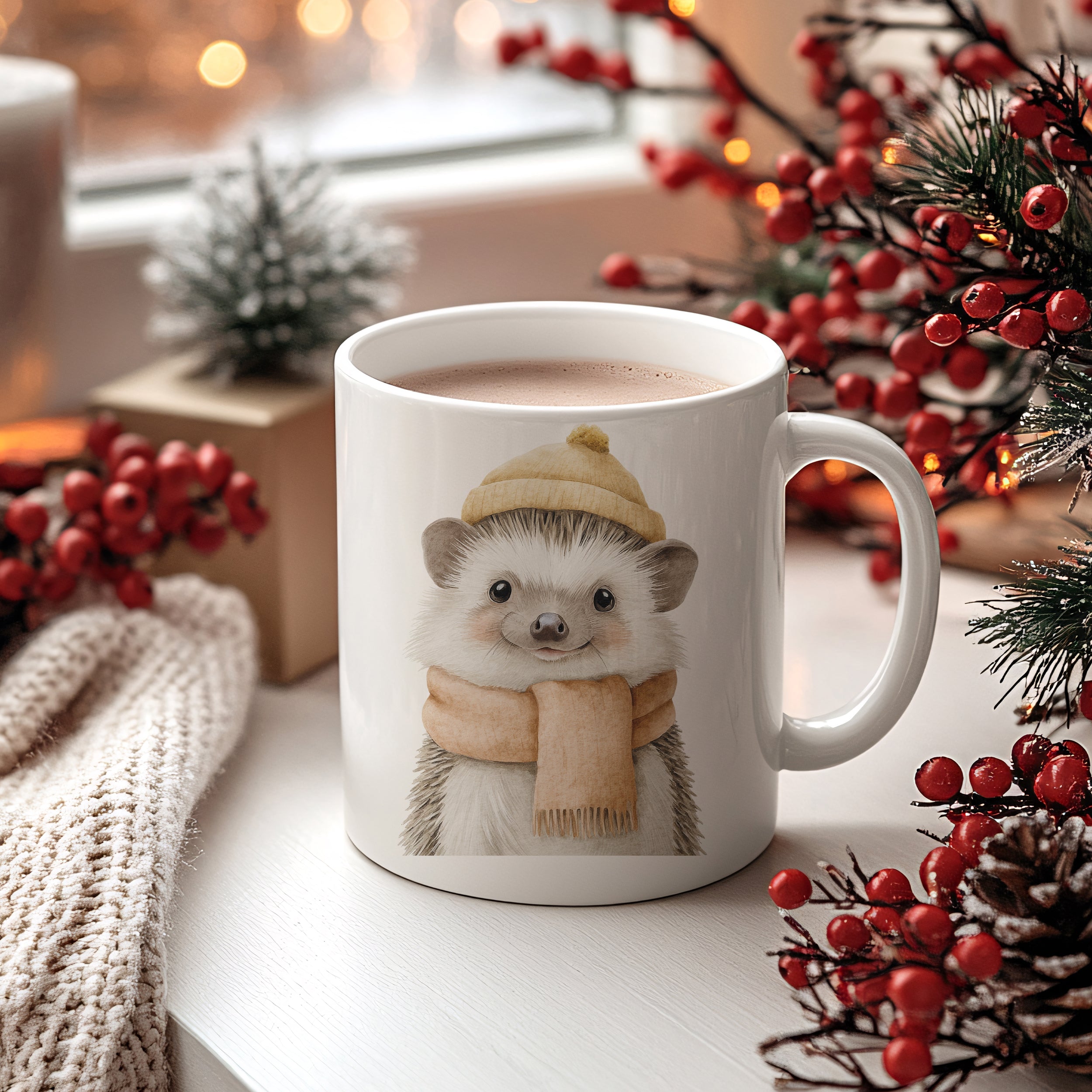 Tasse mit Igel-Motiv, gelber Mütze und orangefarbener Schals.