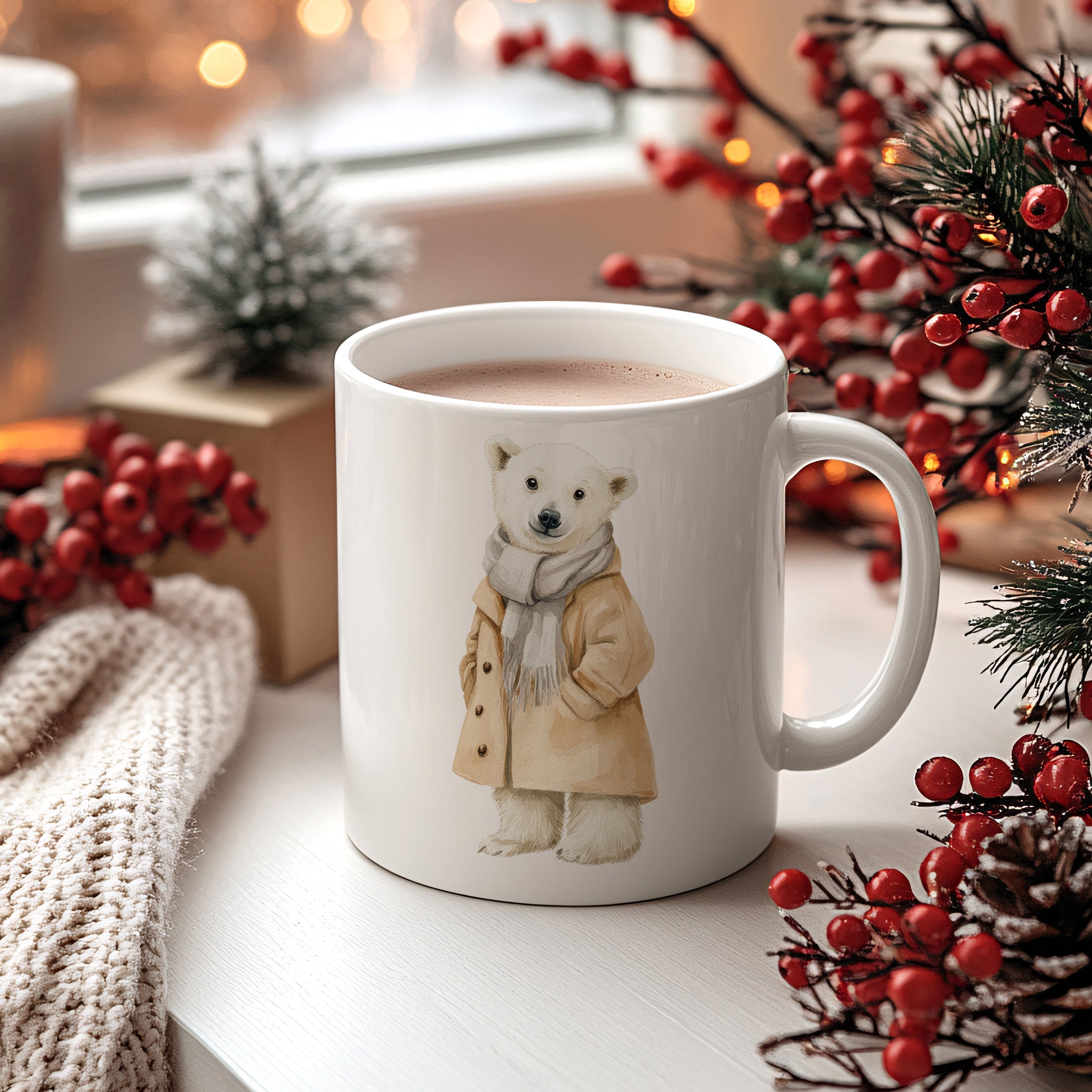 Weißer Becher mit Bärenmotiv und brauner Jacke.