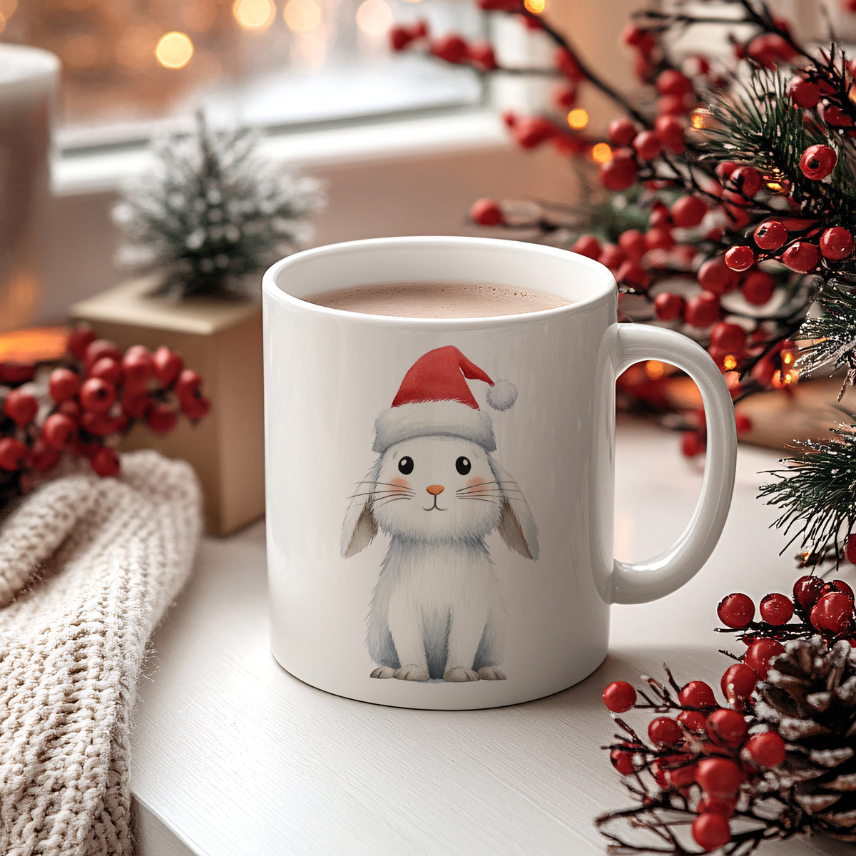 Tasse mit niedlichem Hasen und rotem Weihnachtsmütze.