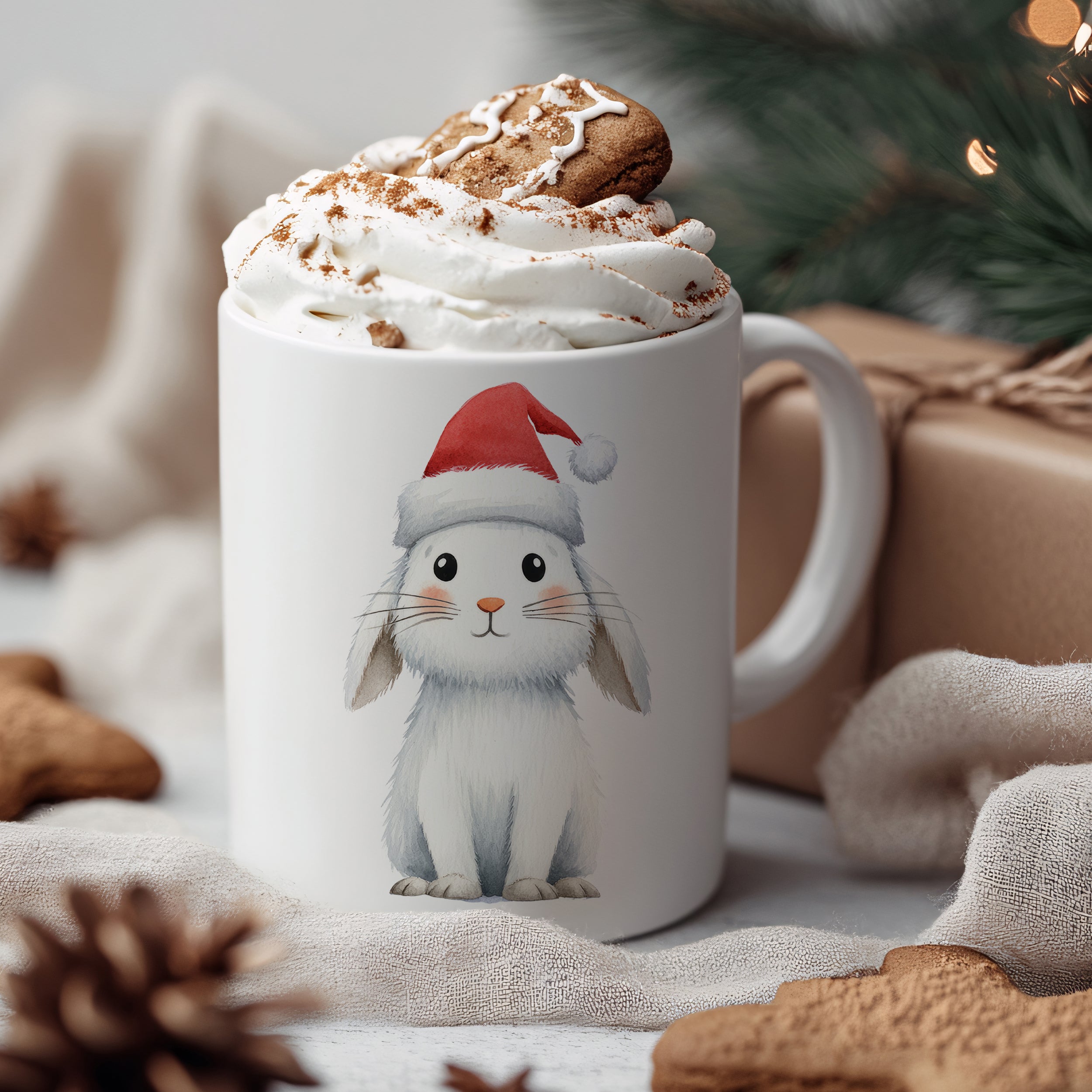 Tasse mit niedlichem Hasen im Weihnachtsmann-Hut.