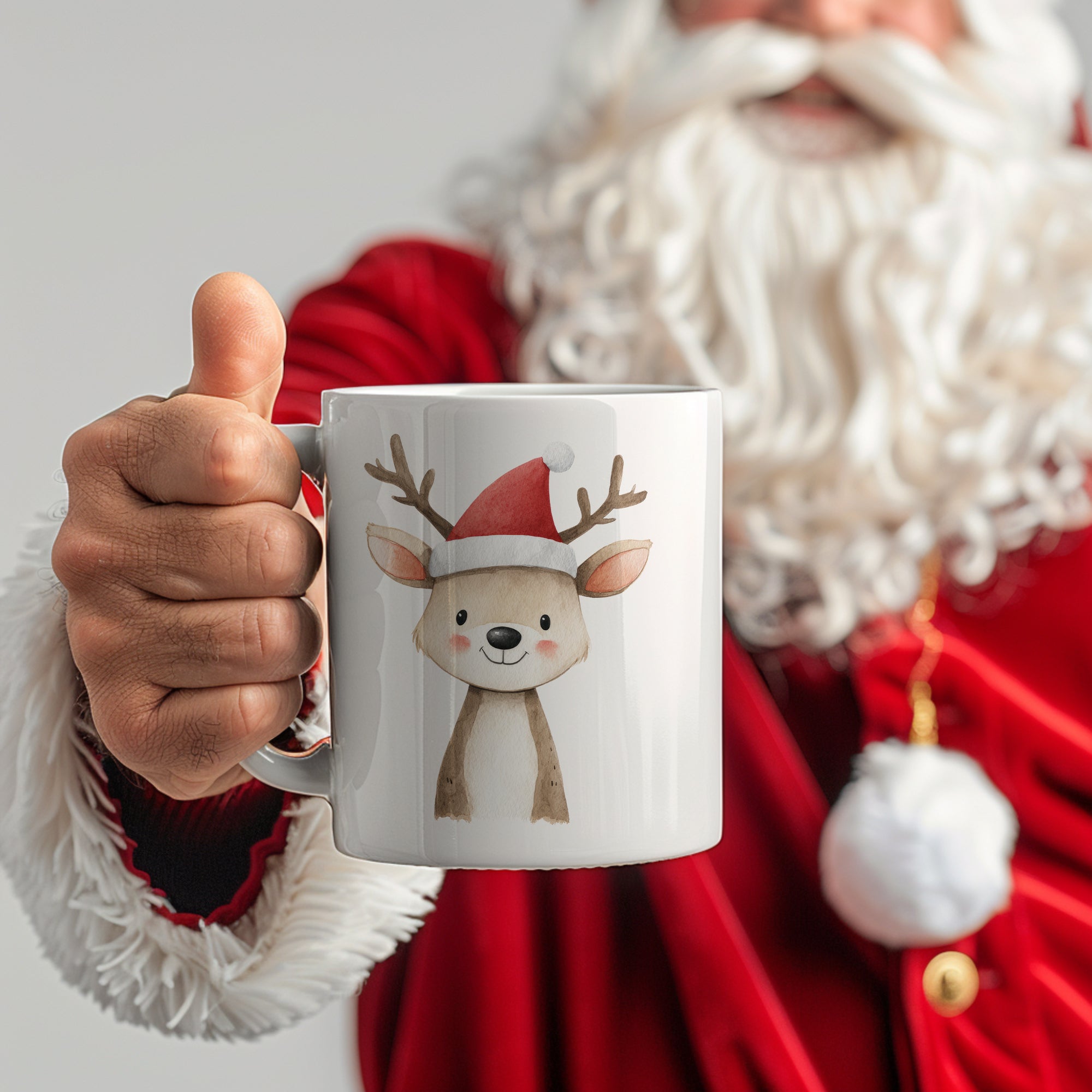 Tasse mit Rentier-Motiv und rotem Weihnachtsmann-Hut.