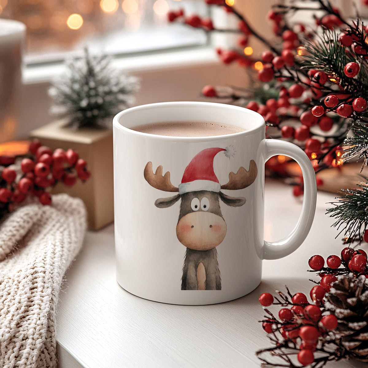 Kaffeetasse mit Rentier-Motiv und rotem Weihnachtsmann-Hut.