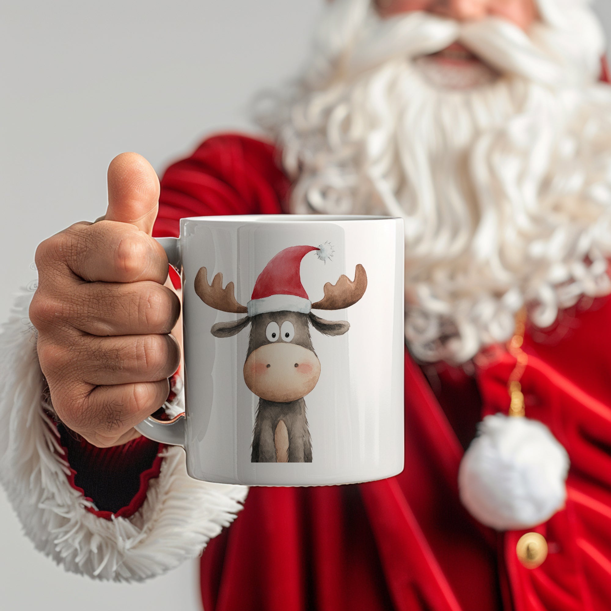 Weißer Becher mit Rentier-Motiv und Weihnachtsmütze.