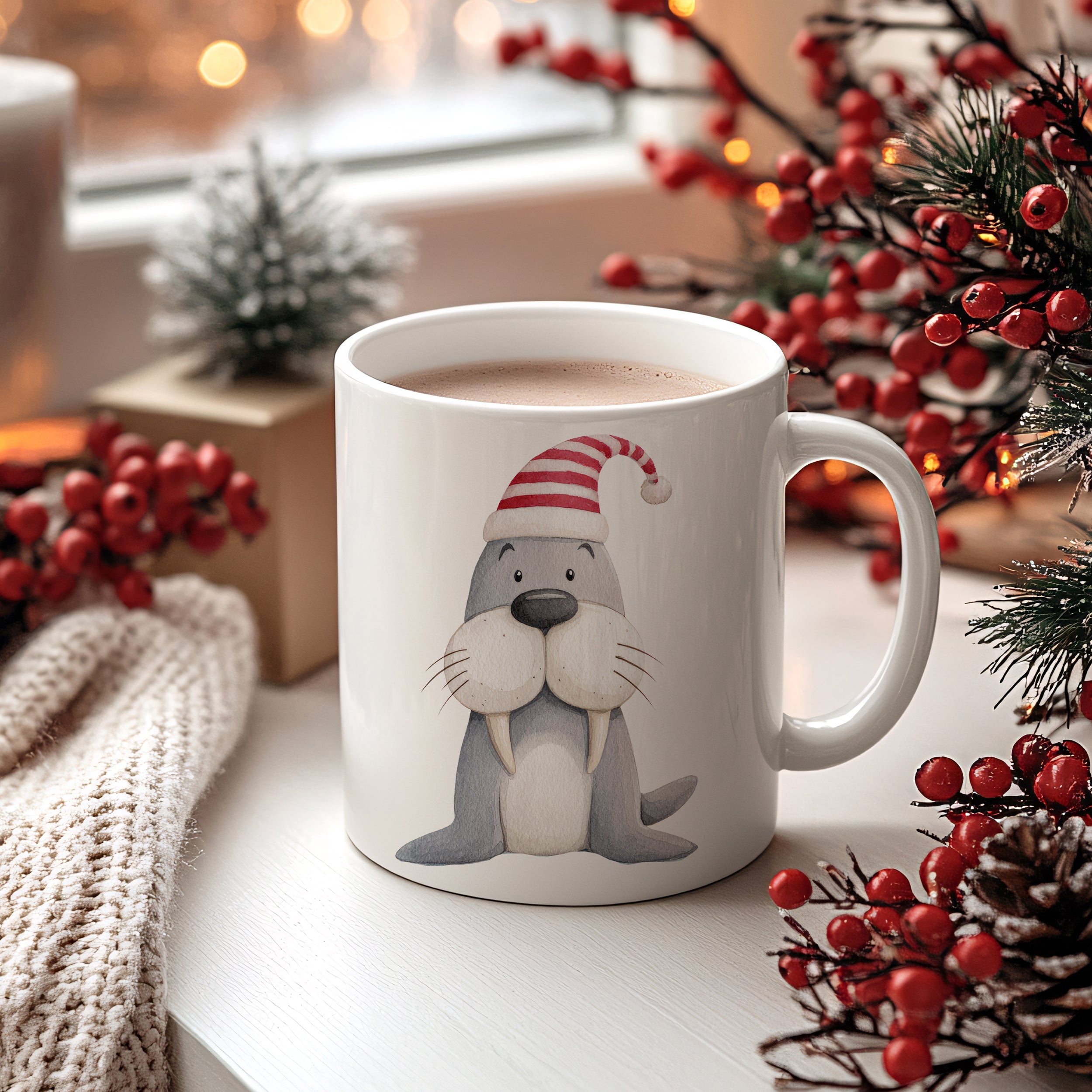 Tasse mit Walross-Motiv und rot-weißem Weihnachtsmütze.
