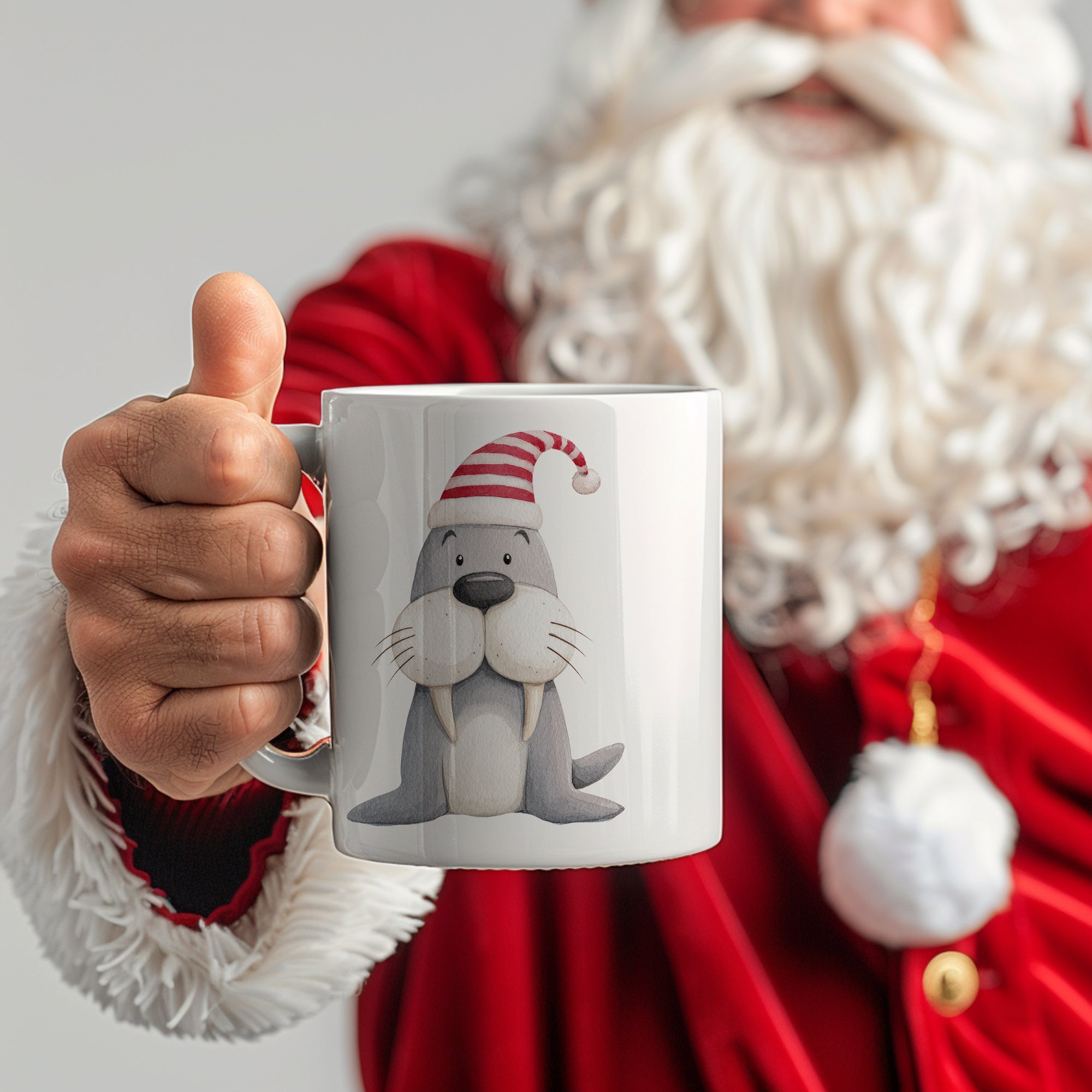 Tasse mit Walross-Motiv und rotem Weihnachtsmütze.