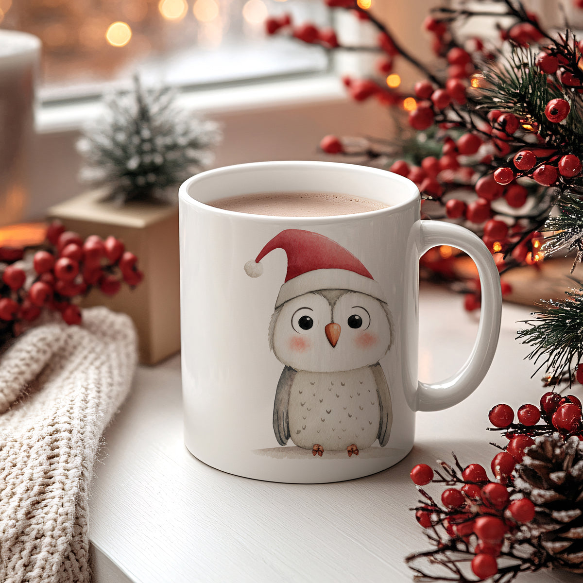 Tasse mit Eule und rotem Weihnachtsmann-Hut, warme Schokolade.