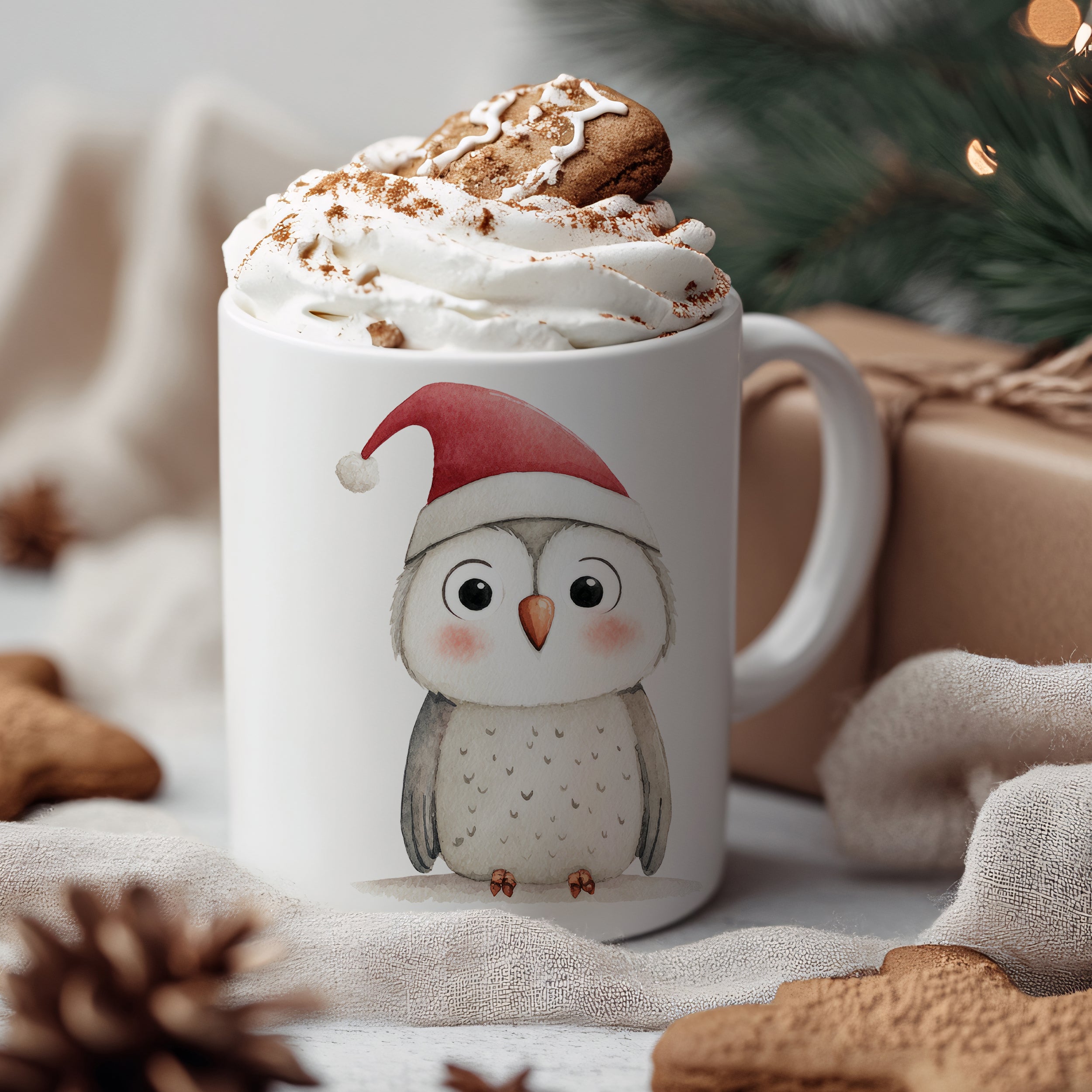 Weißer Becher mit einer Eule im Weihnachtsmann-Hut.