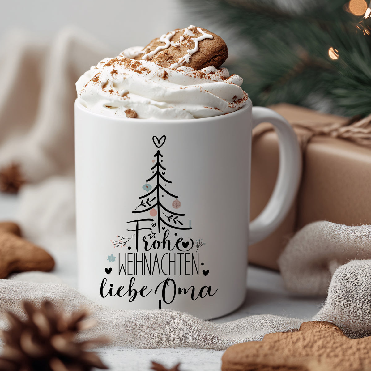 Weißer Becher mit Weihnachtsmotiv und Spruch für Oma.