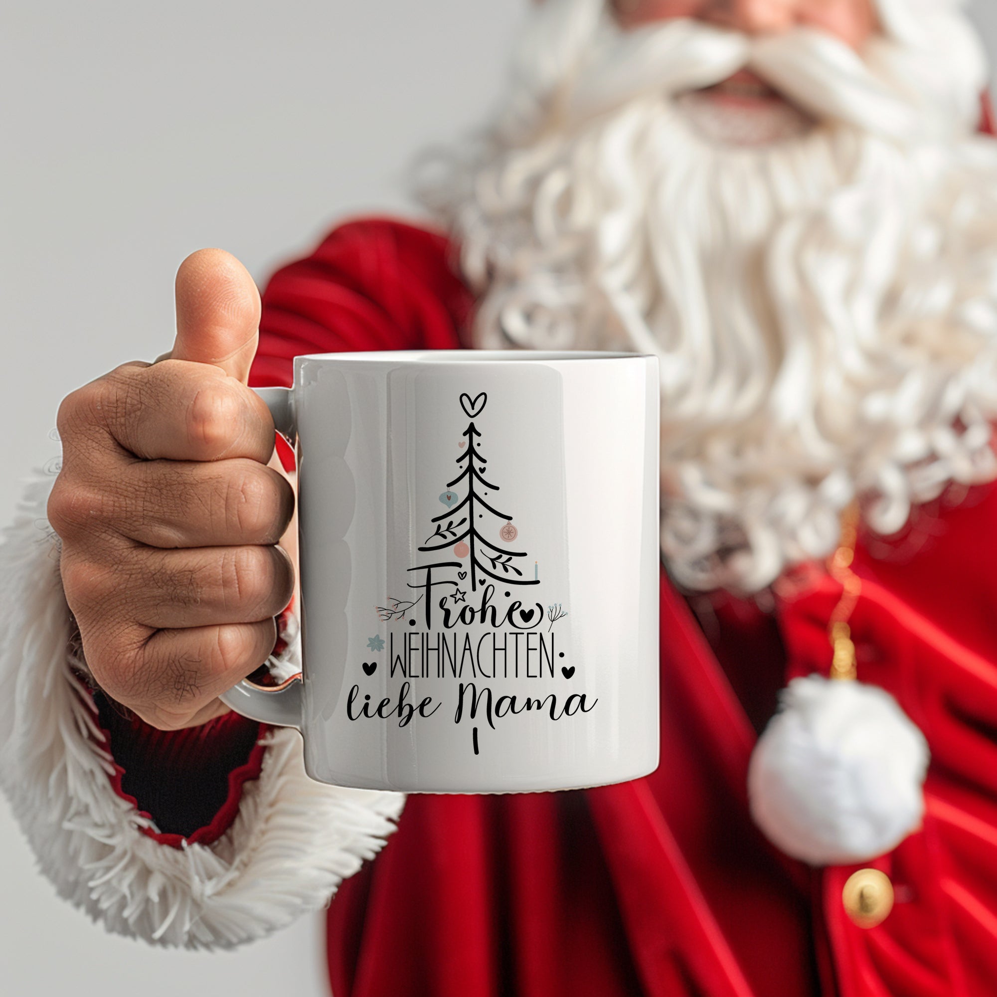 Weiße Tasse mit Weihnachtsbaum und "Frohe Weihnachten, liebe Mama"