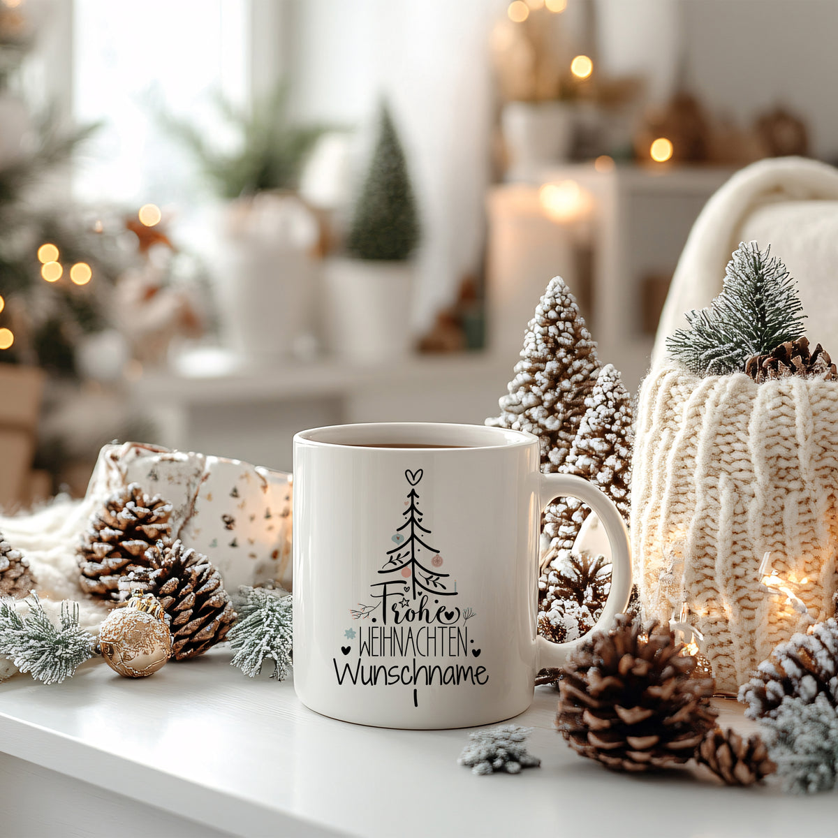 Weißer Becher mit Weihnachtsbaum und personalisierbarem Text.