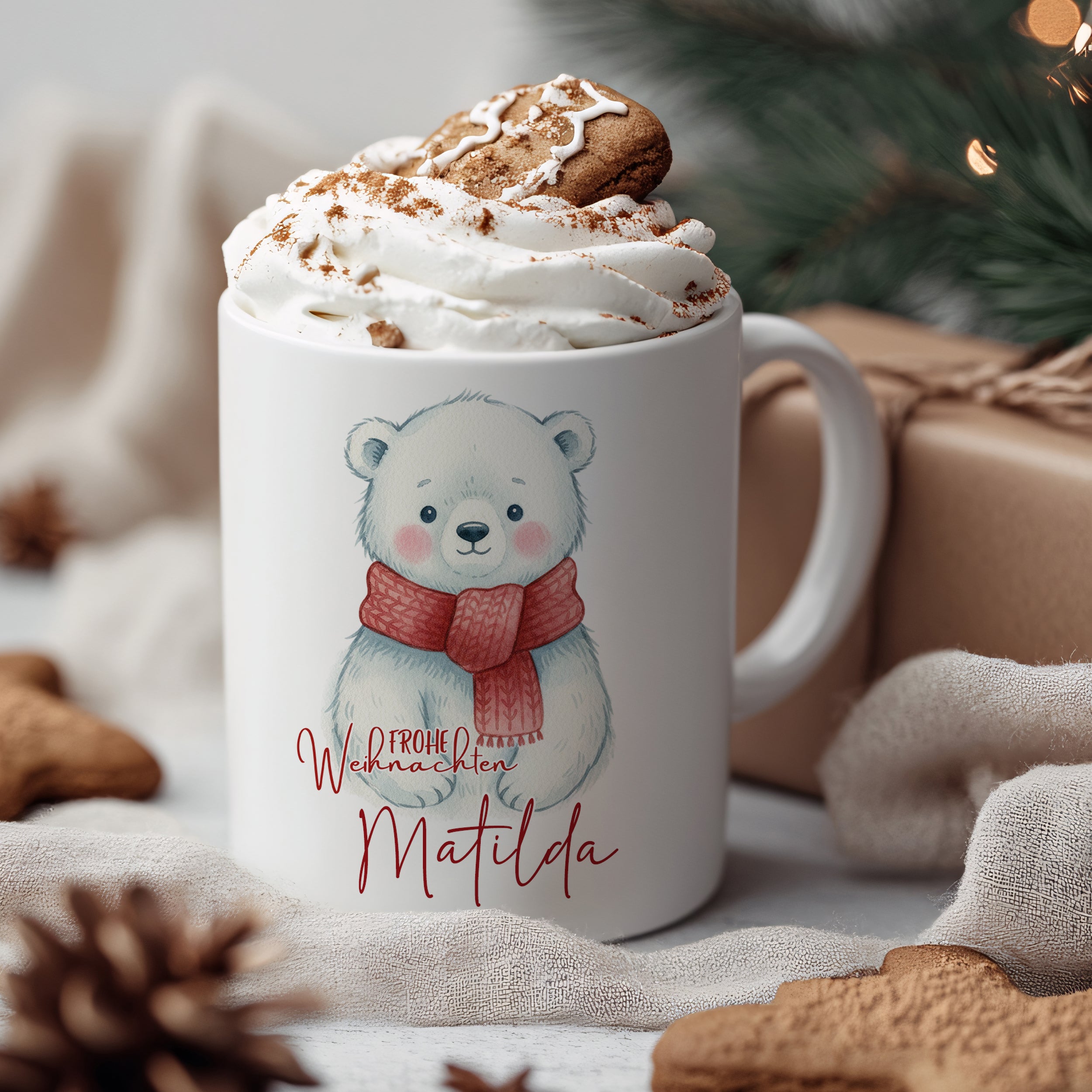 Weiße Tasse mit Bärenmotiv und Weihnachtsbotschaft.