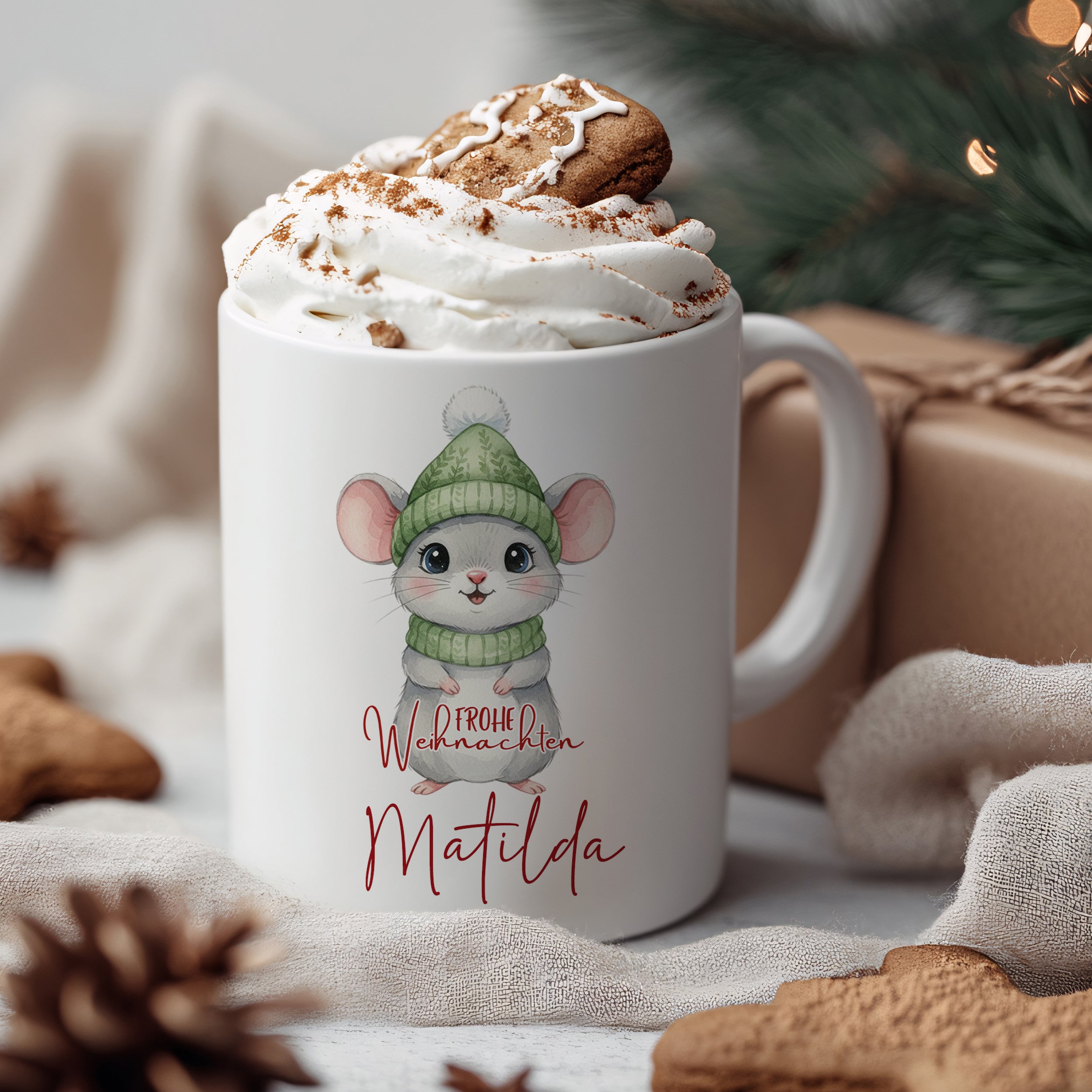 Weißer Becher mit Weihnachtsmaus und grünem Hut.