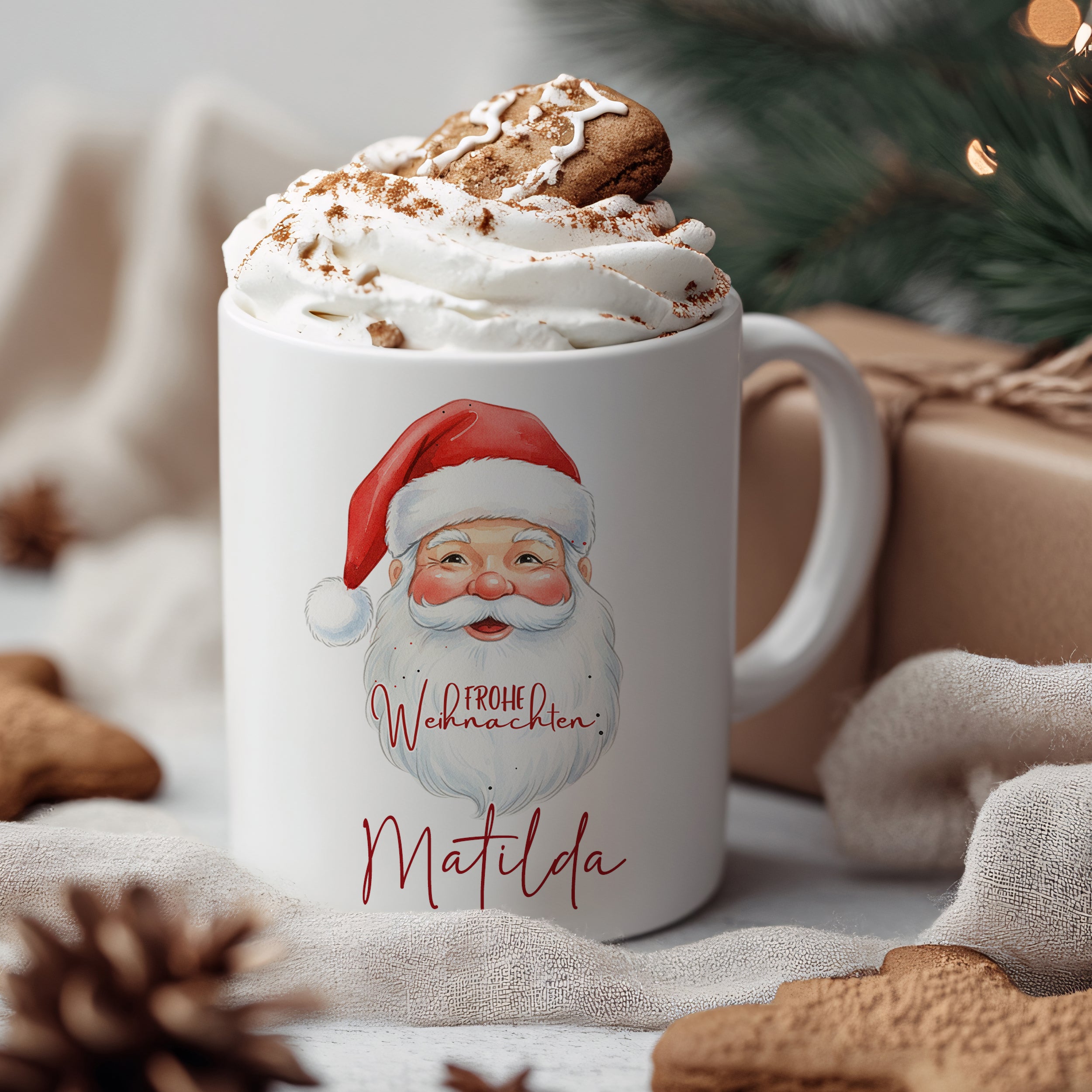 Weißer Becher mit Weihnachtsmann und Aufschrift "Frohe Weihnachten".