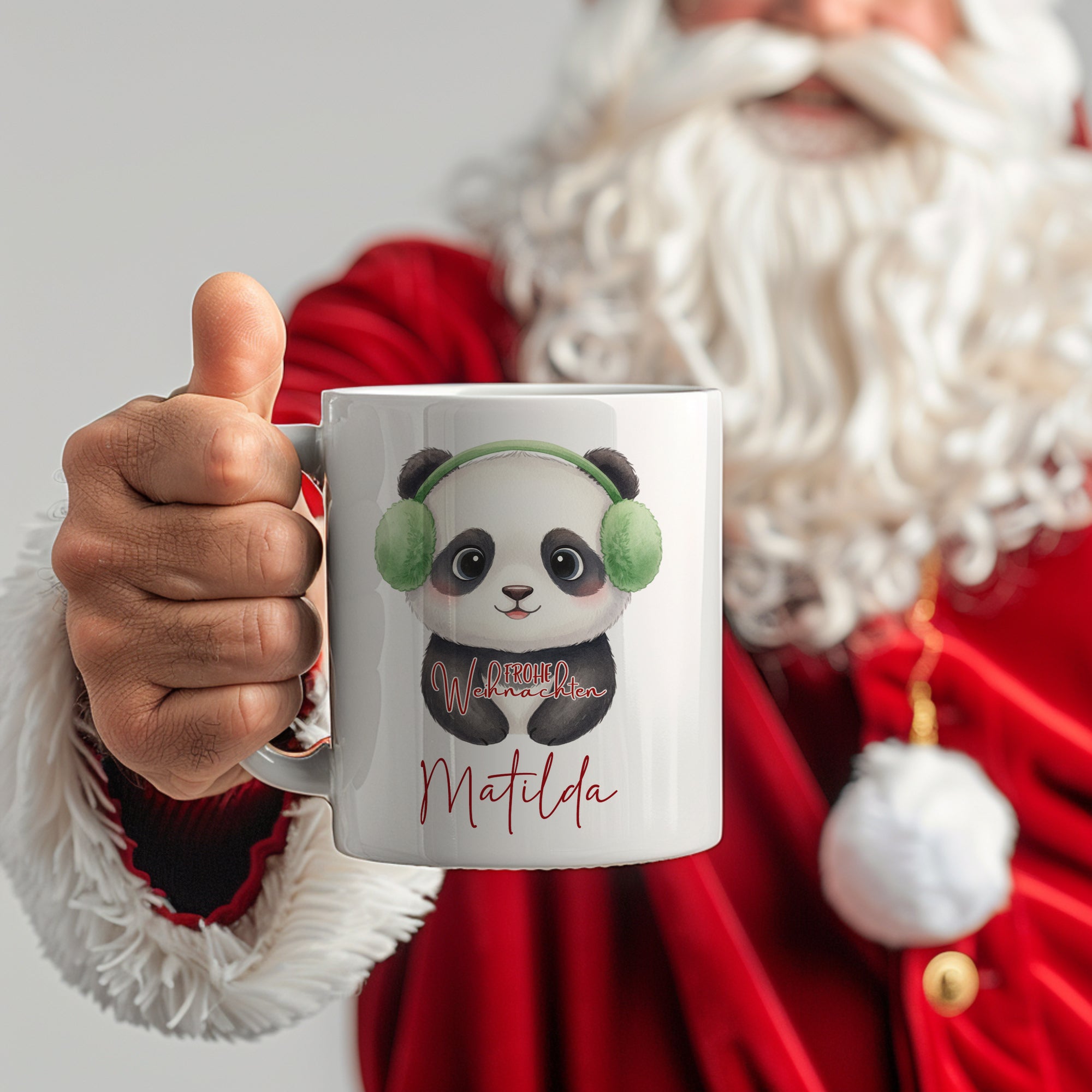 Tasse mit Pandadesign und grünen Kopfhörern, personalisiert.