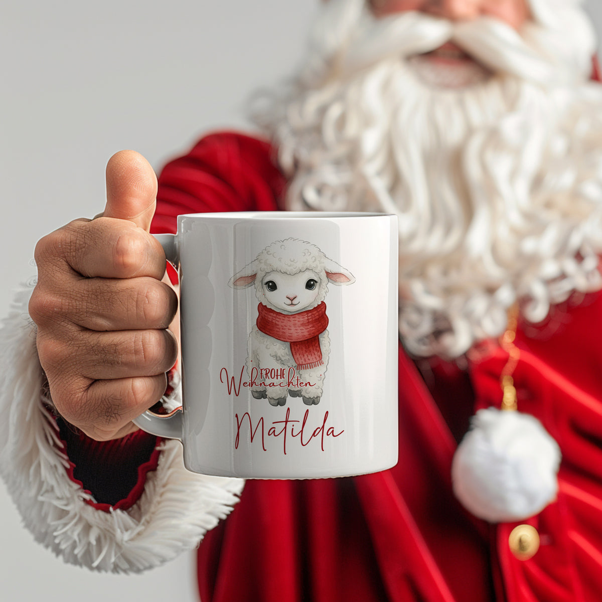 Tasse mit Schaf-Motiv, roter Schal, personalisiert mit "Matilda".