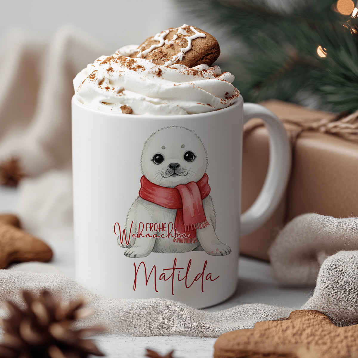 Tasse mit Robbe, rotem Schal und Weihnachtsmotiv.