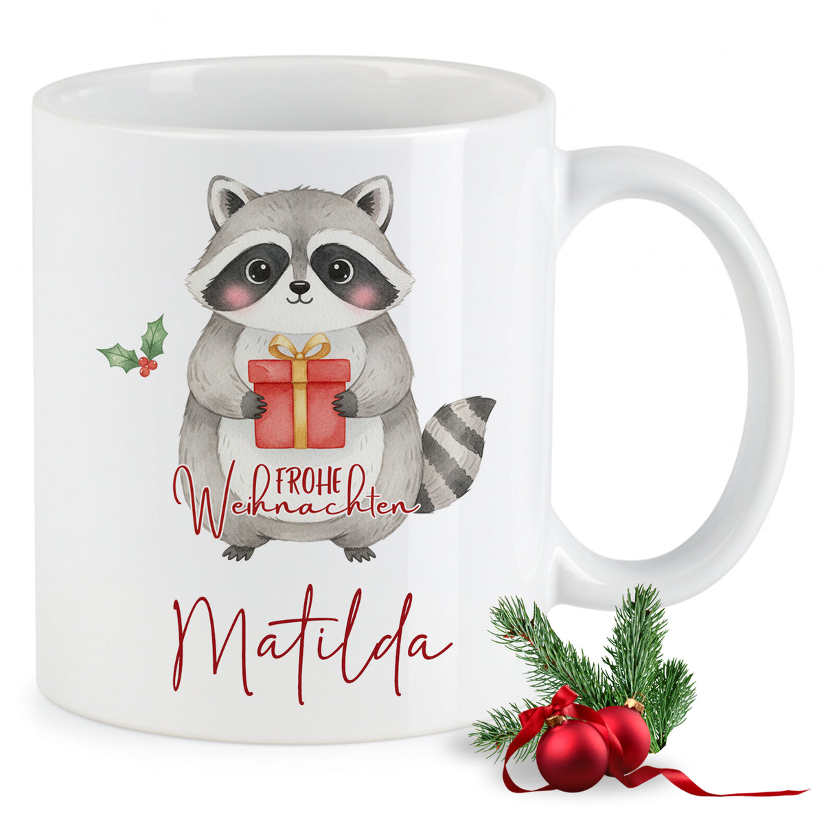 Weißer Becher mit Waschbär und Weihnachtsmotiv.