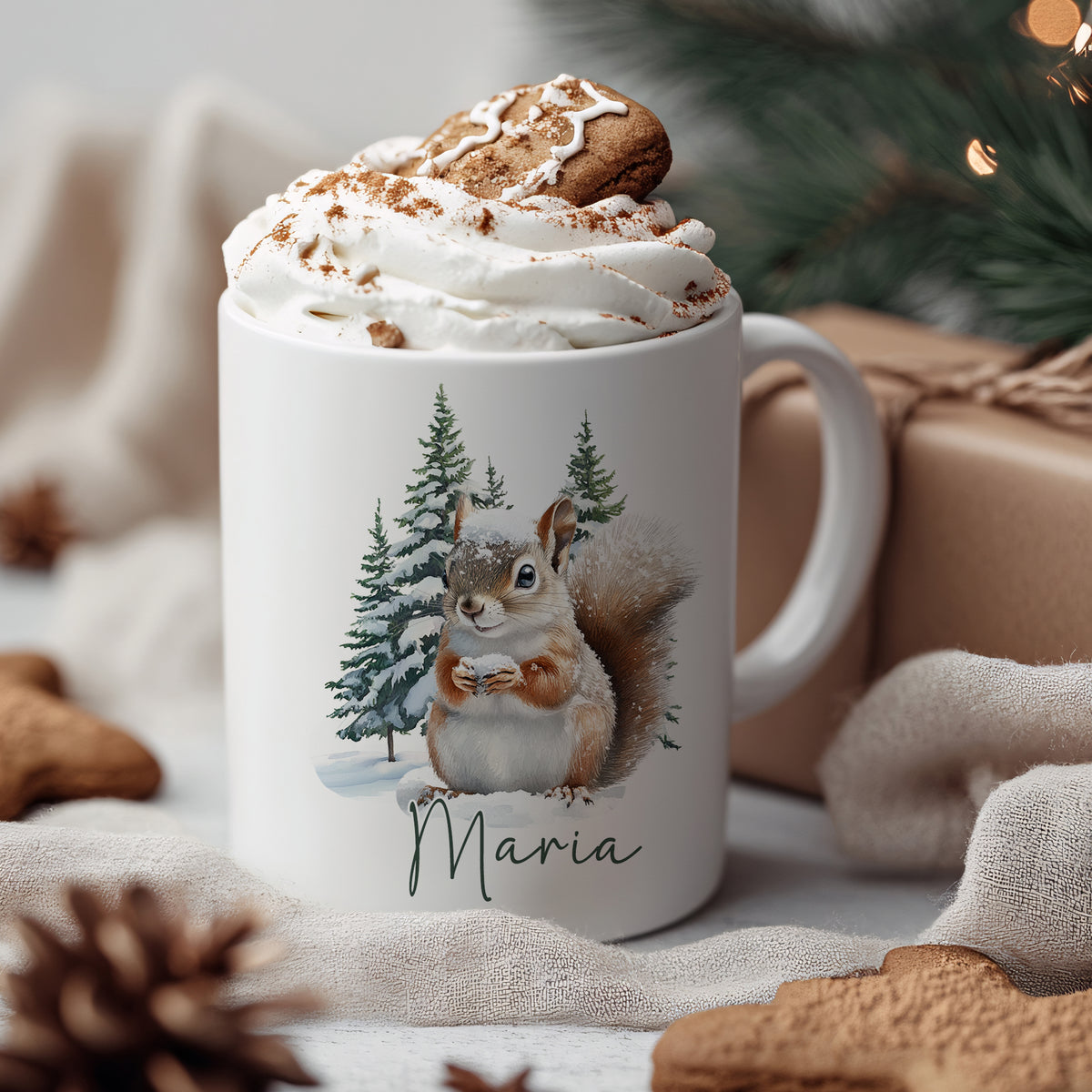 Tasse mit Eichhörnchen, Tannenbaum-Motiv und Sahnehaube.