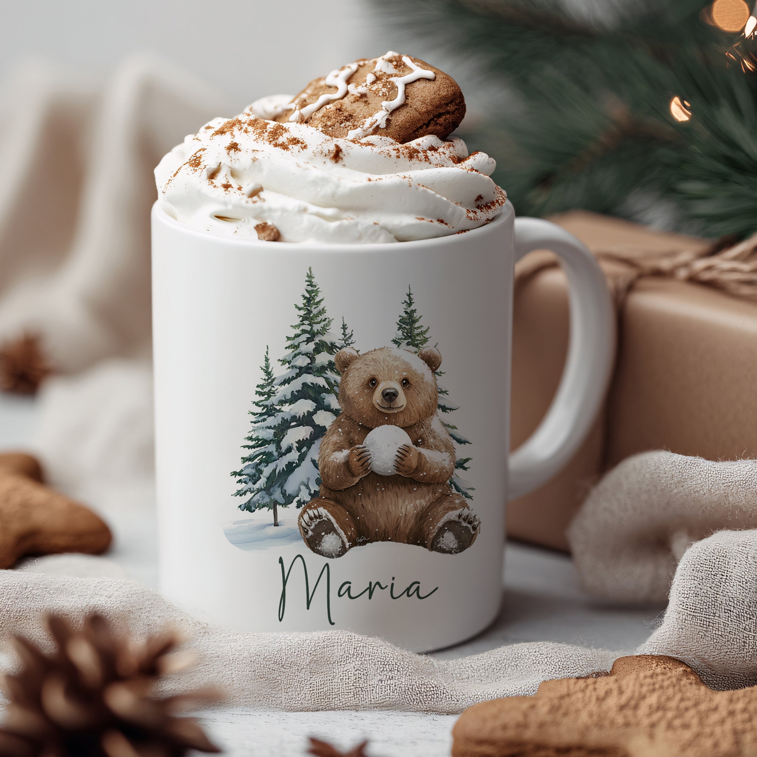 Weißer Becher mit Bärenmotiv und Weihnachtsbaum, personalisiert.
