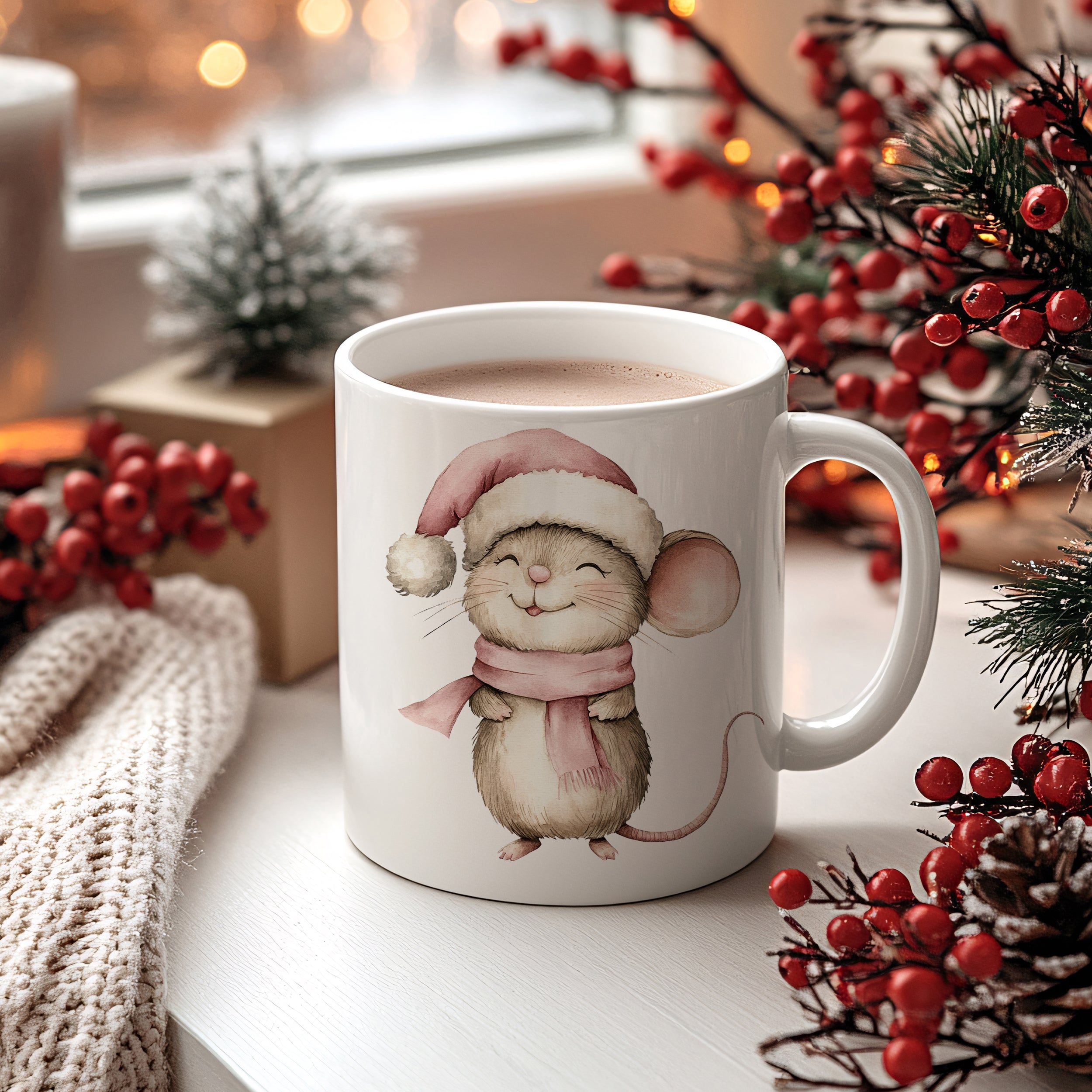 Tasse mit niedlicher Maus im Weihnachtslook, beige und rosa.