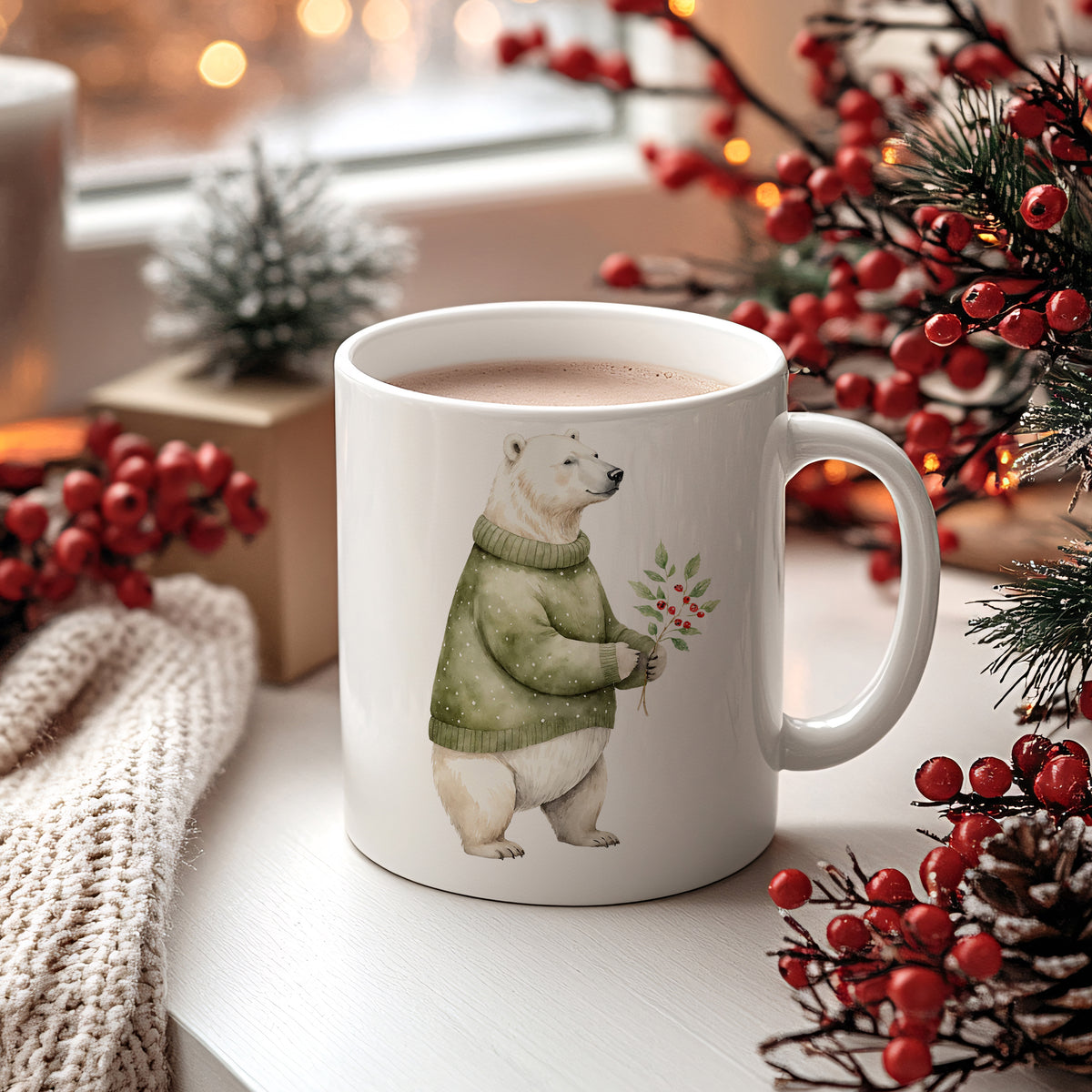 Weiße Tasse mit Bärenmotiv und grünem Pullover.
