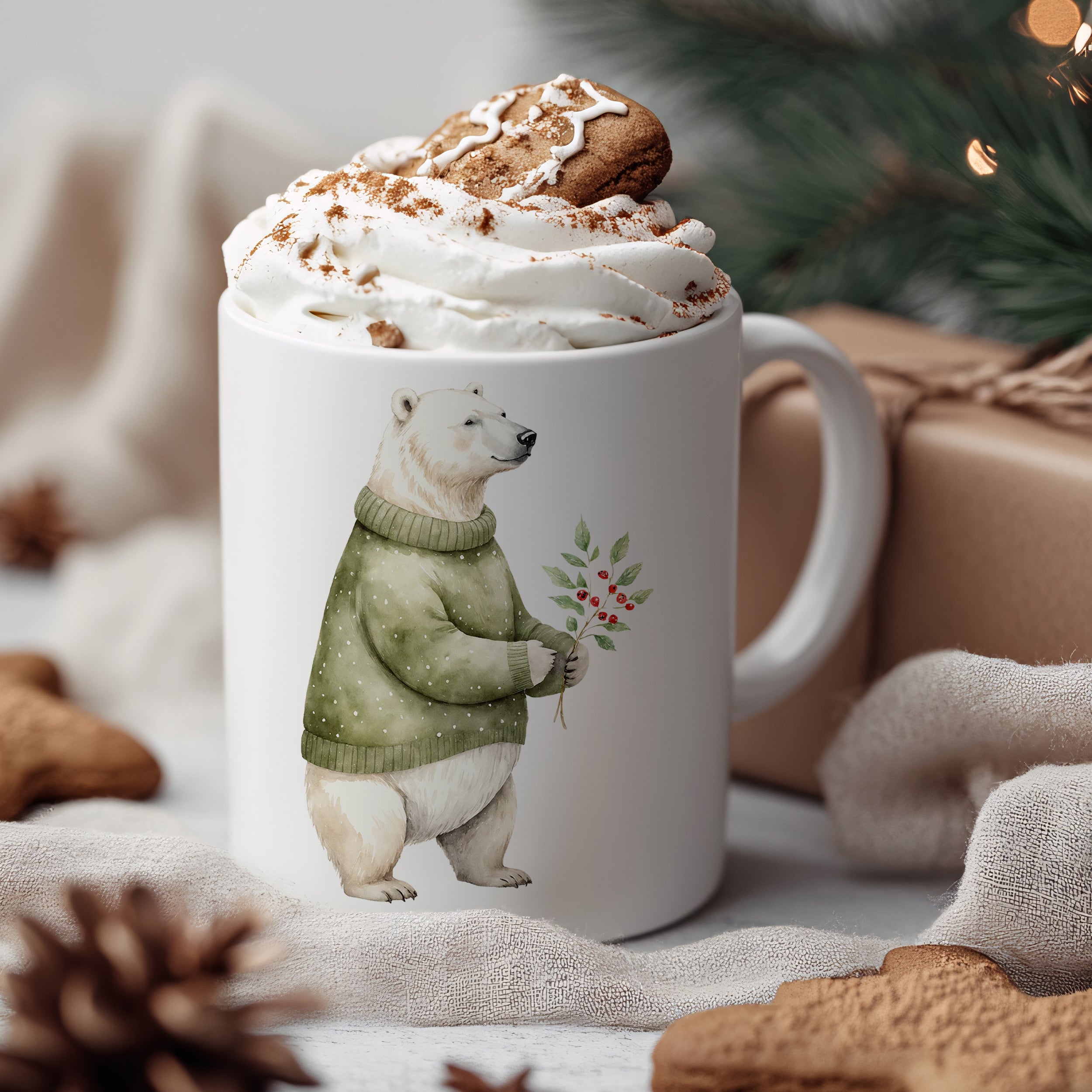 Tasse mit Bärenmotiv, grüner Pullover, Sahne und Plätzchen.