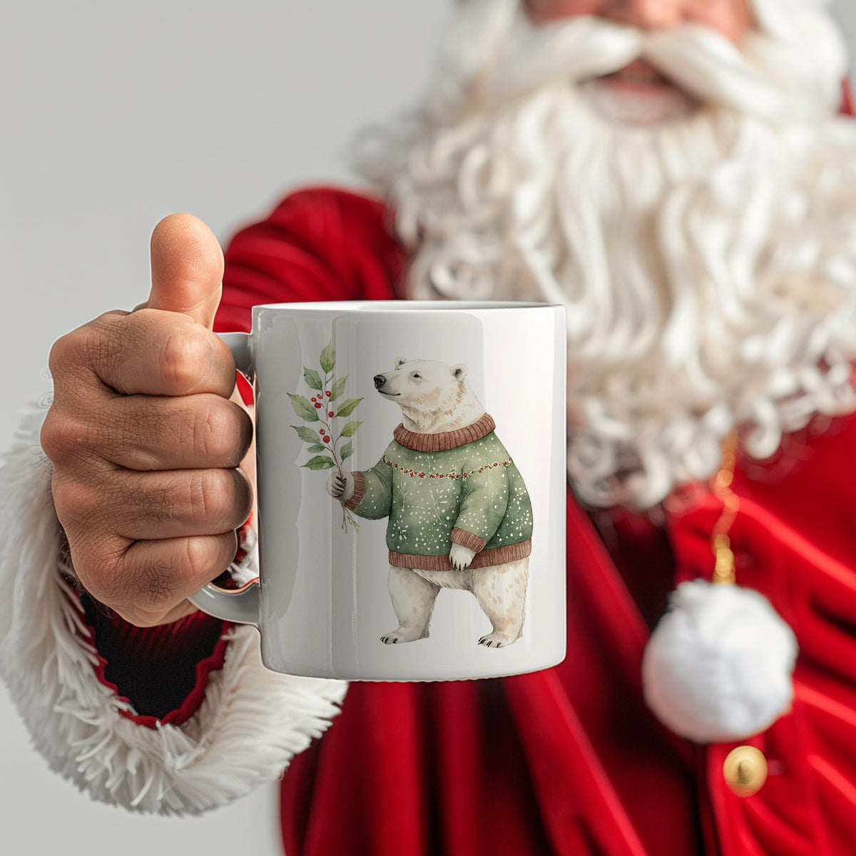 Tasse mit Bärenmotiv in grünem Pullover.