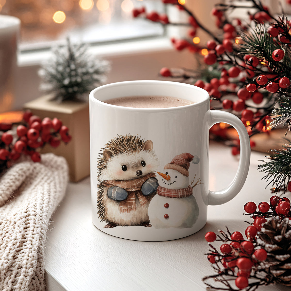 Tasse mit Igel und Schneemann, weiß, winterliches Design.
