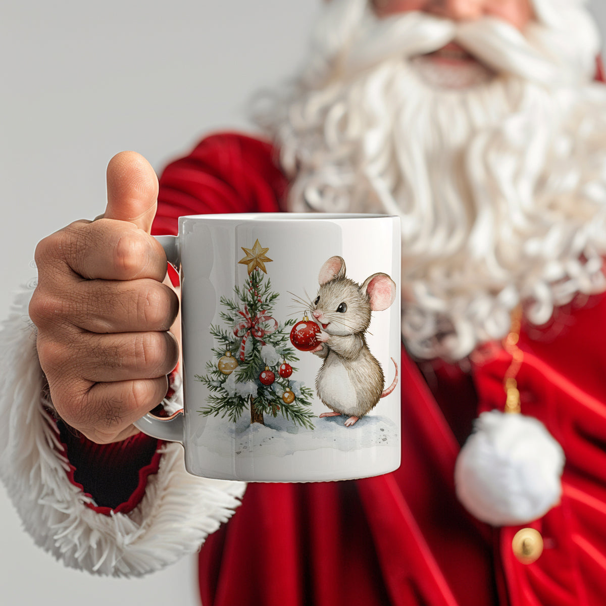 Tasse mit Maus und Weihnachtsbaum, festliche Farben.